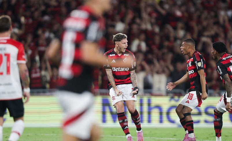 Flamengo vence Estudiantes no Maracanã com gol rápido no início da partida