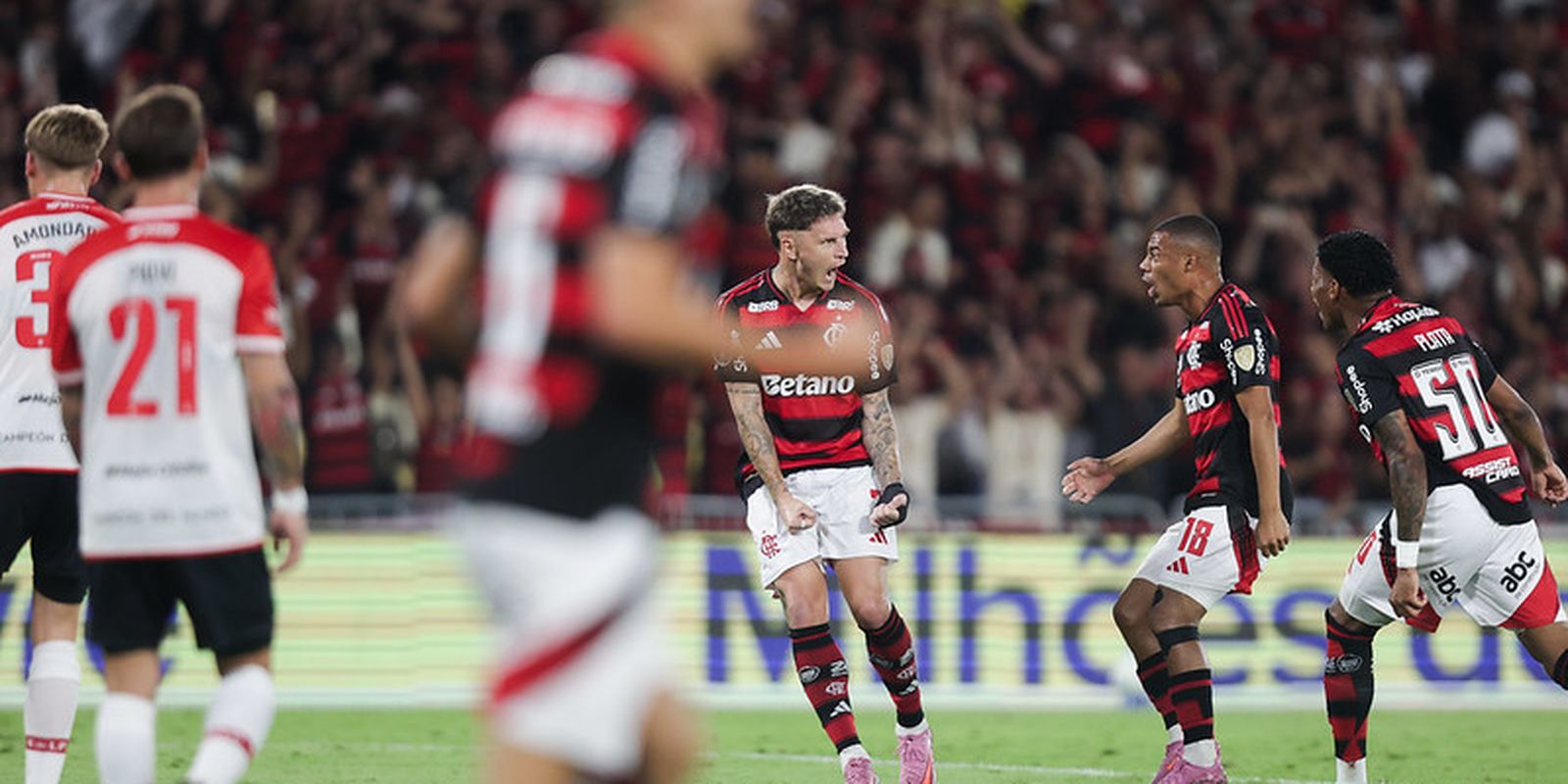 Flamengo vence Estudiantes no Maracanã com gol rápido no início da partida