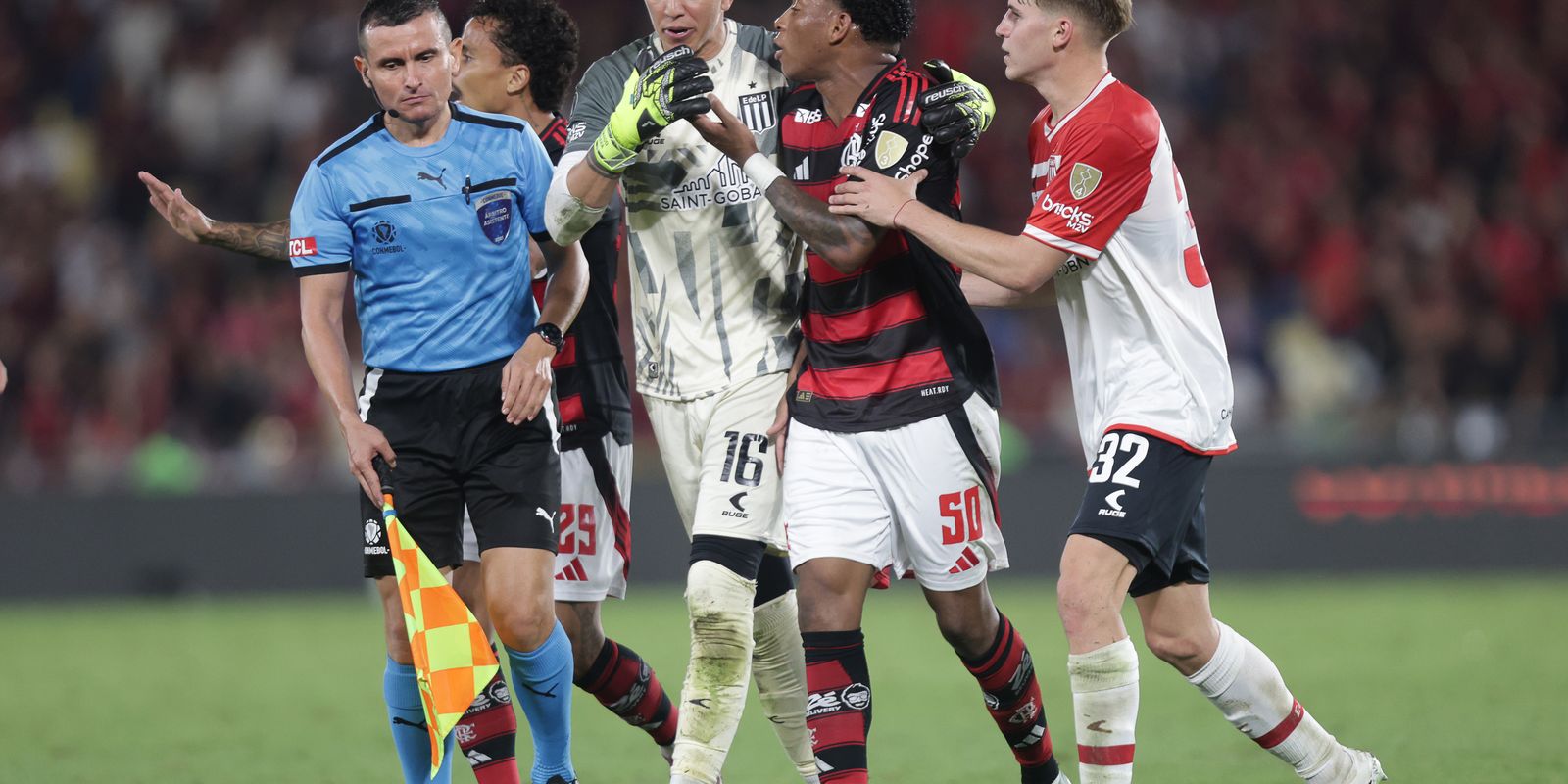 Conmebol revê cartão amarelo e libera Plata para atuar pelo Flamengo