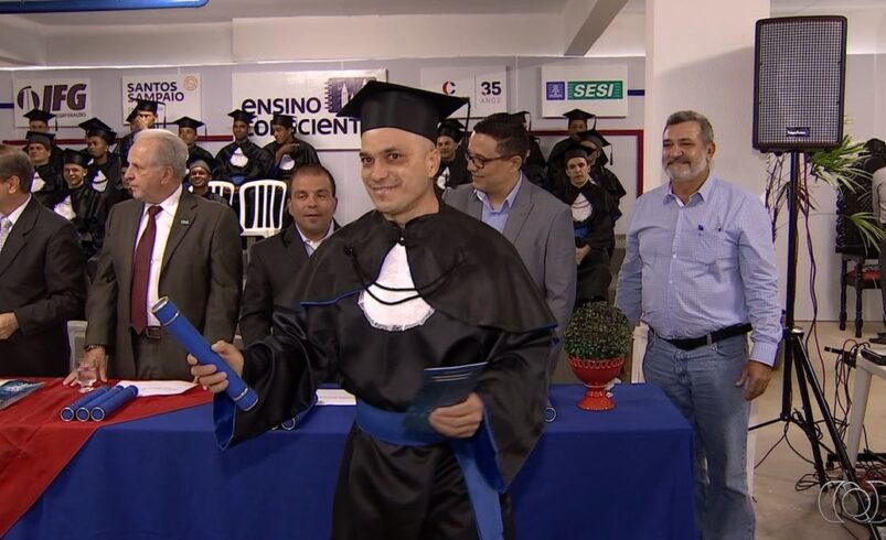 Operários de Goiânia concluem ensino básico em canteiro de obras