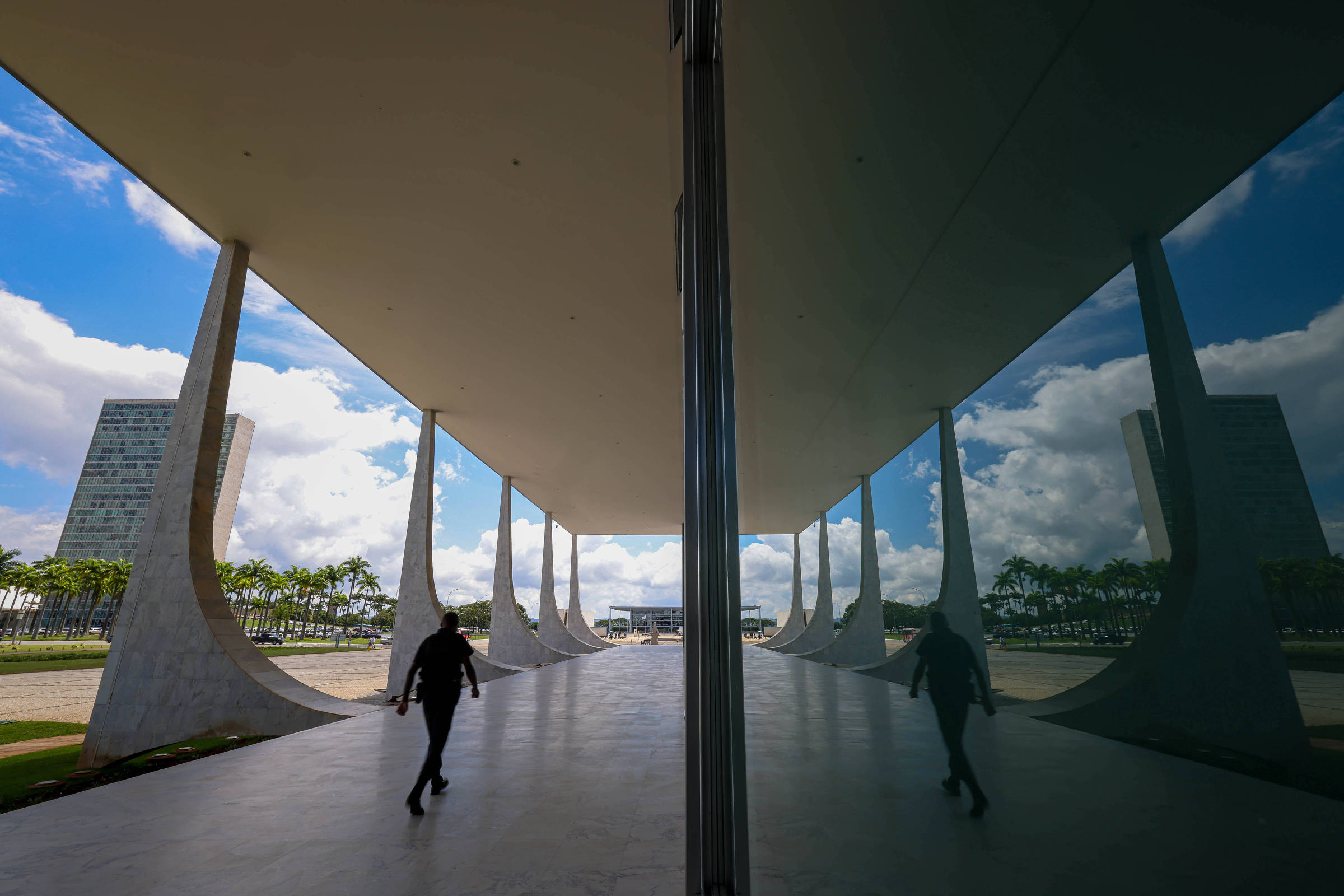 Perfil de Membro do STF Reflete Conexões com a Elite Jurídica e Poder Político – 25/10/2025 – Poder