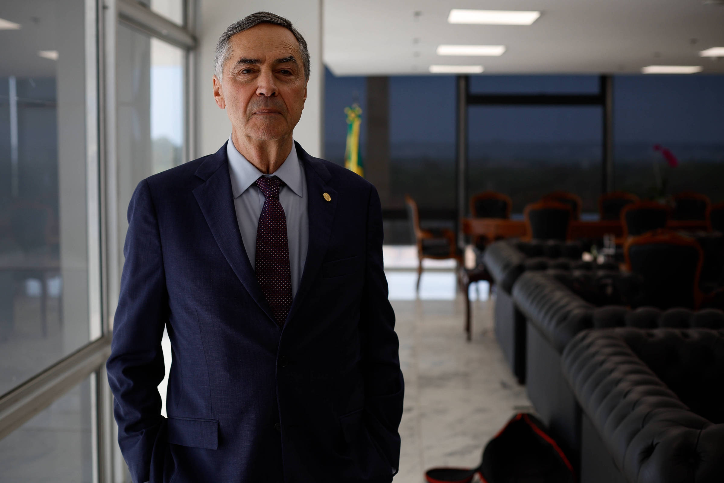 Ministro Barroso, do STF, Recebe Alta de Hospital em 16 de Outubro de 2025