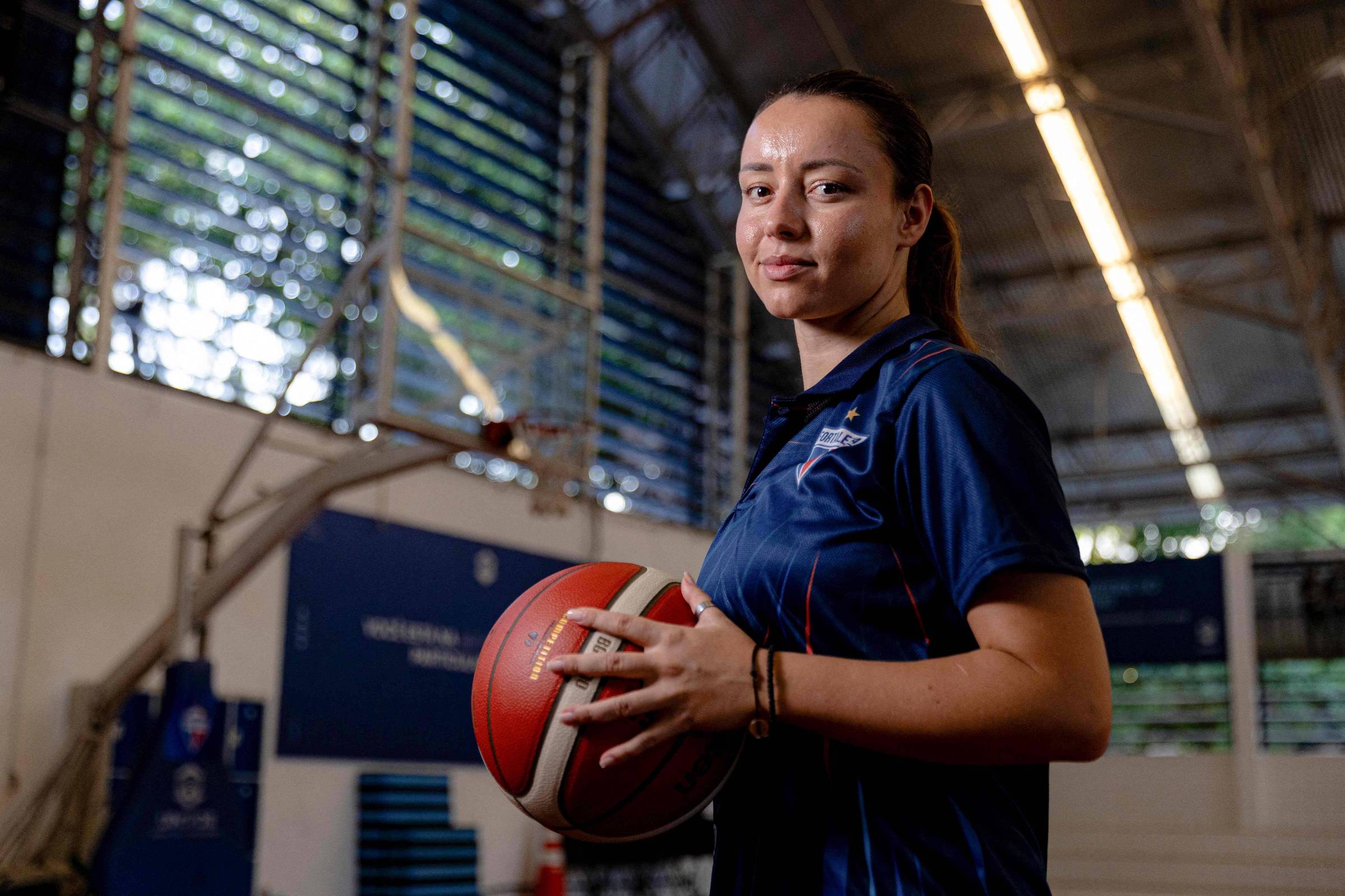 “Primeira Treinadora do Basquete Masculino no Brasil Enfrenta Desafios” – 08/10/2025 – Esporte