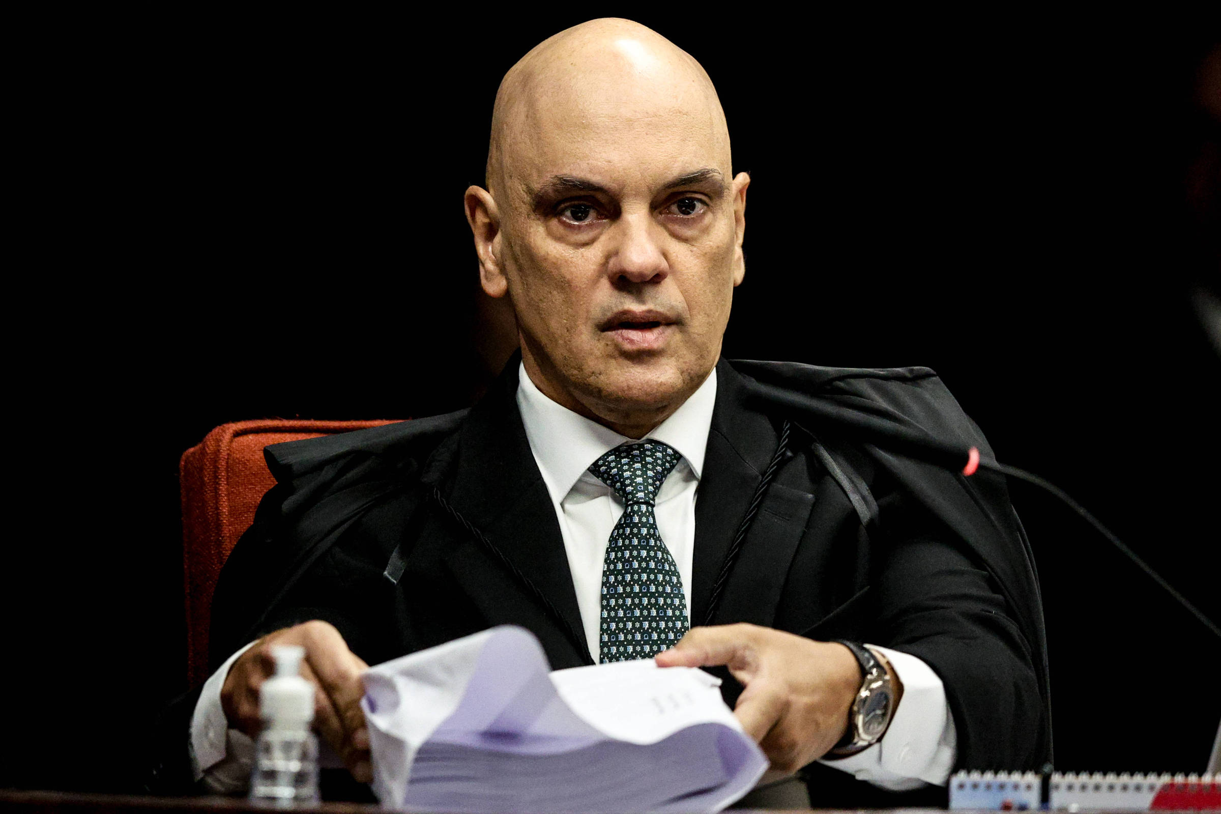 Moraes determina que Defensoria Pública represente Eduardo em processo judicial – 16/10/2025 – Poder