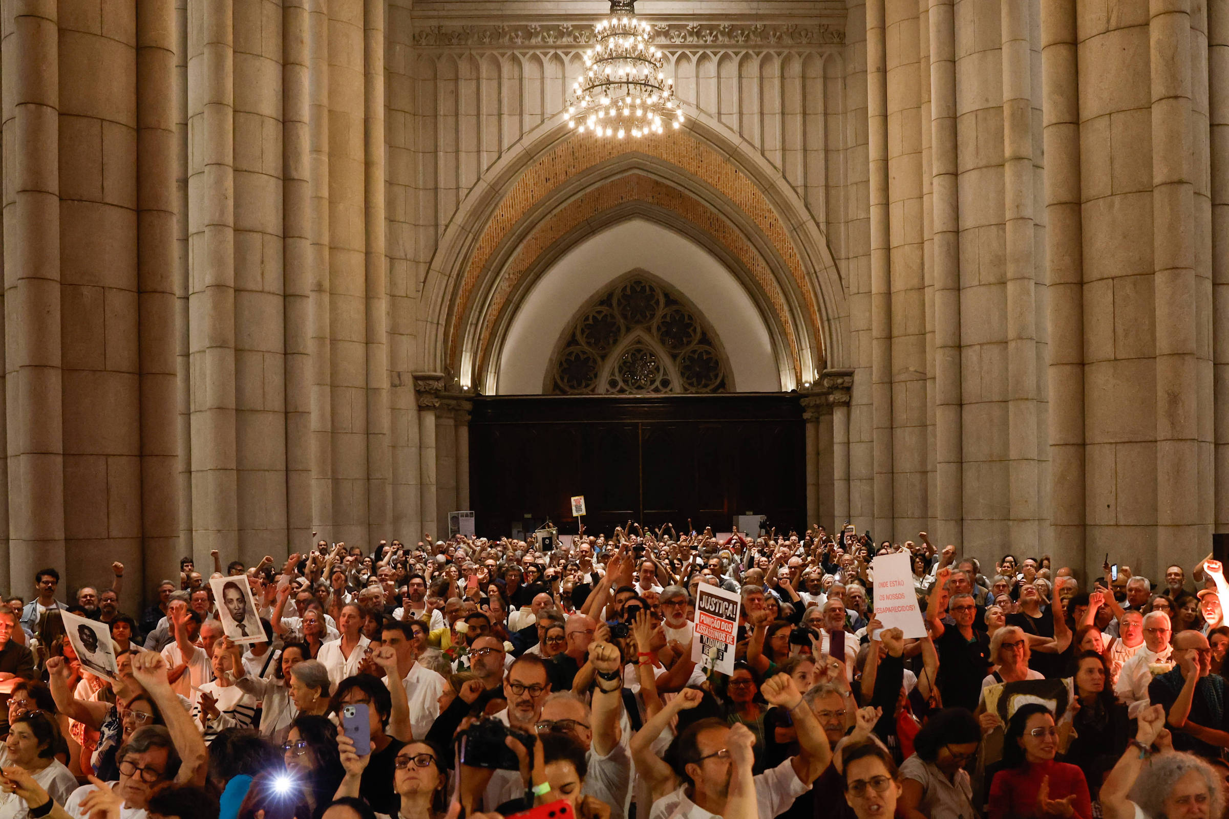 Palavra ‘bordel’ é removida de canção durante ato em homenagem a Herzog em 27 de outubro de 2025