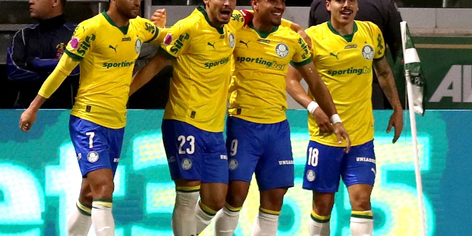 Palmeiras vence Bragantino com ampla vantagem e mantém liderança no Campeonato Brasileiro