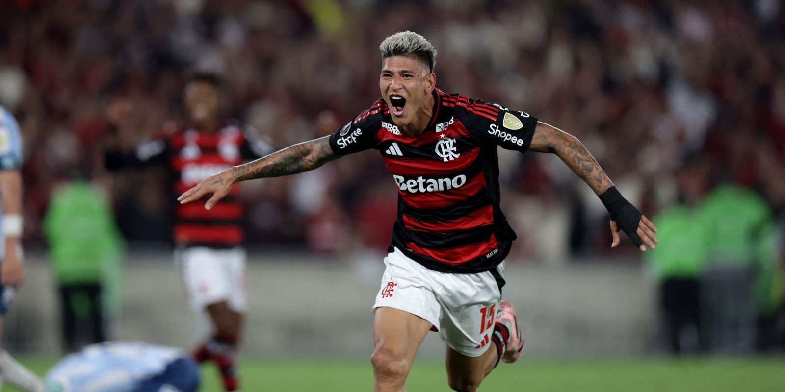 Carrascal brilha e Flamengo sai na frente na semifinal da Libertadores