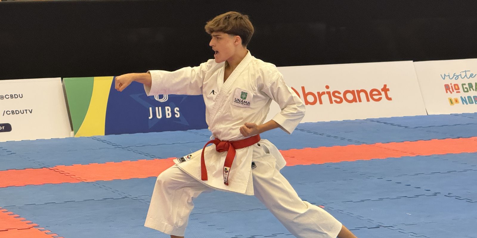 Atleta jovem conquista medalha de prata nos Jogos Universitários Brasileiros com apoio da família