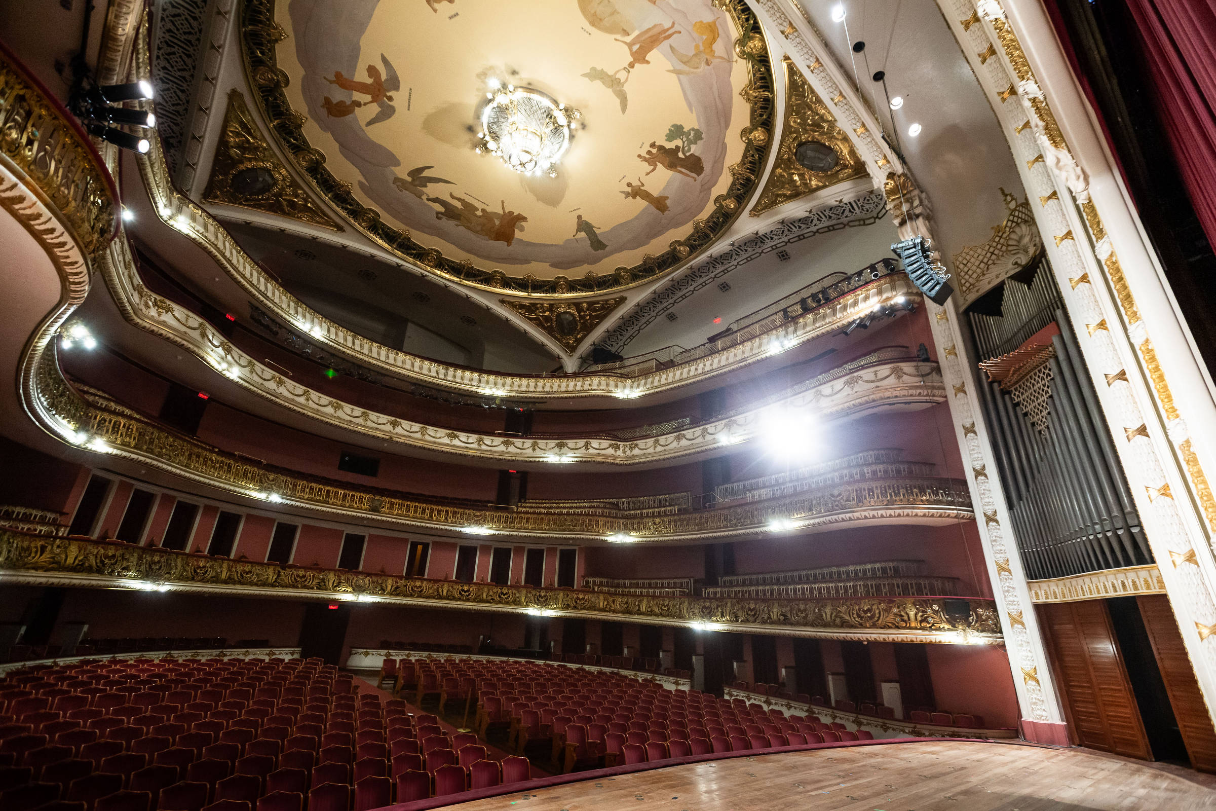 Tribunal de Contas de Minas Gerais Questiona Nunes sobre Rescisão de Contrato com Gestora do Theatro