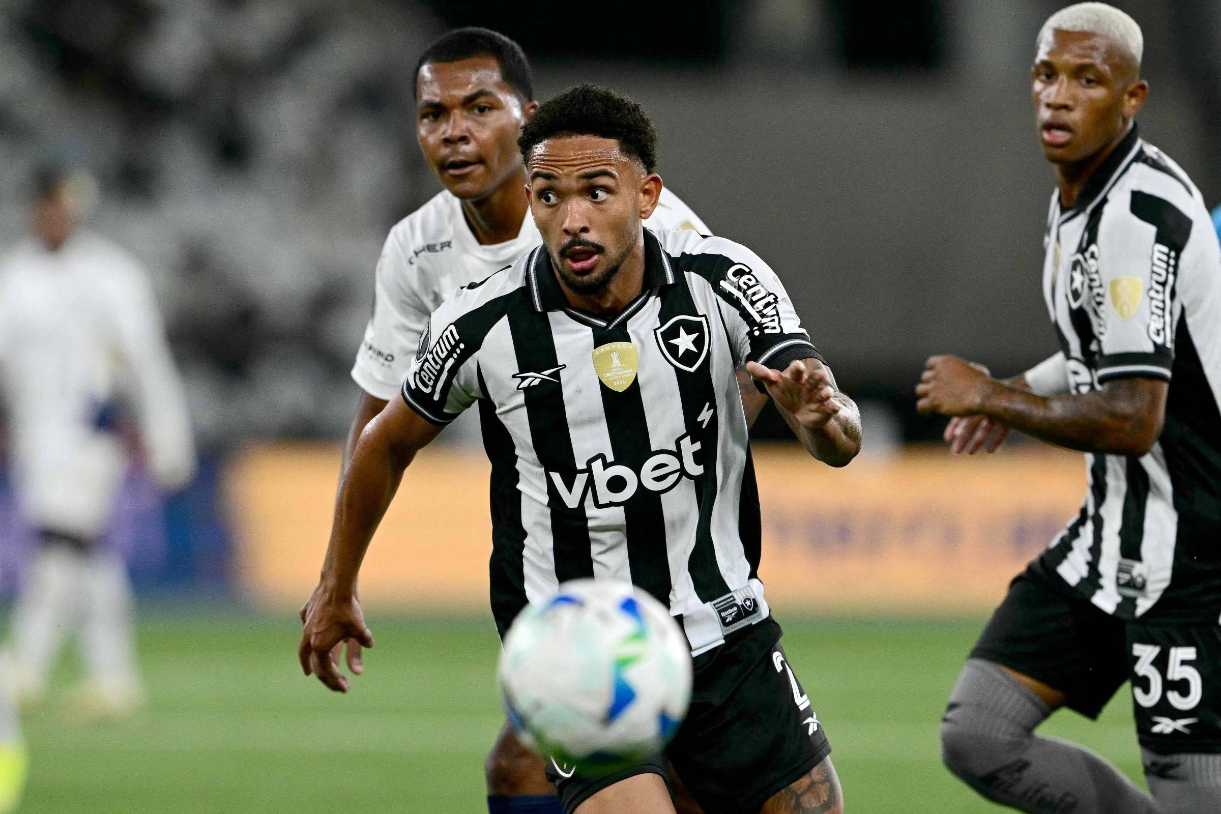 Ancelotti Convoca Vitinho, Lateral-Direito do Botafogo, para Seleção