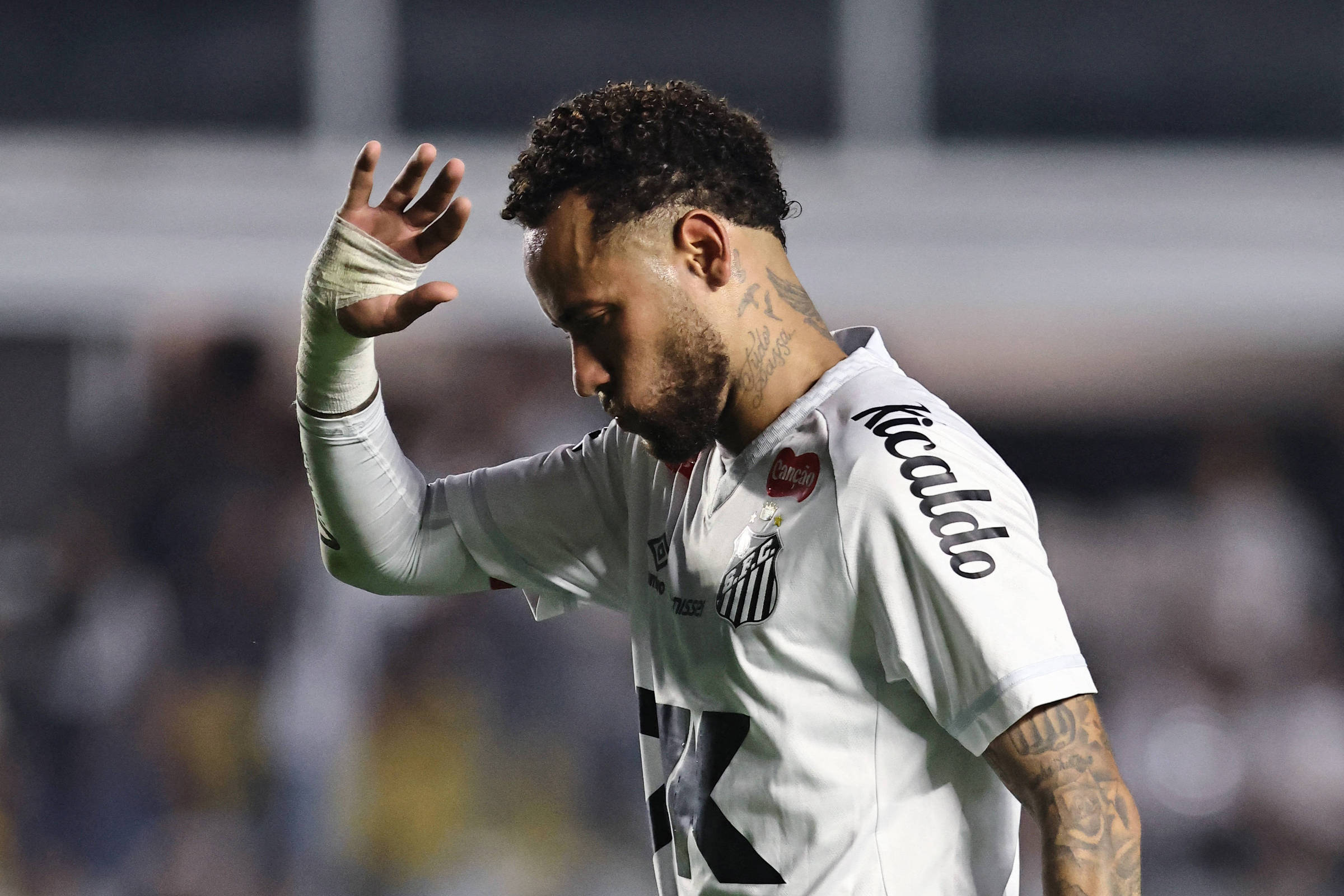 Neymar faz tatuagem do escudo do Santos na perna – 01/09/2025 – Esporte