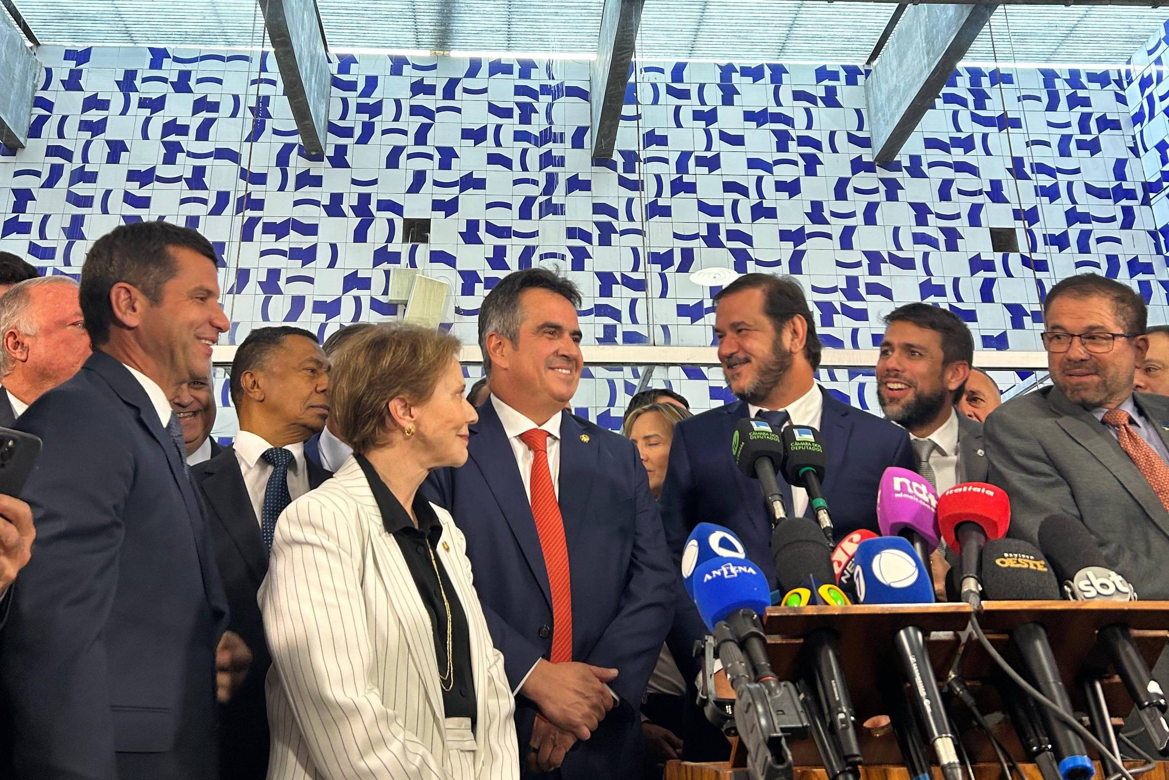 Centrão Considera Saída do Governo, Mas Mantém Controle sobre Ministérios e Estatais – 04/09/2025 – Poder