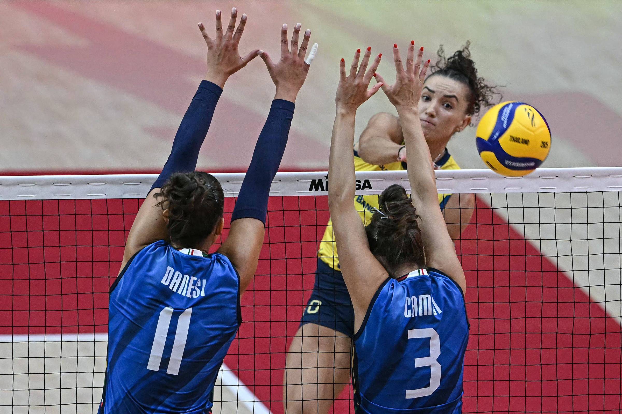 Brasil é derrotado pela Itália e disputará o terceiro lugar no Mundial de Vôlei Feminino – 06/09/2025 – Esporte