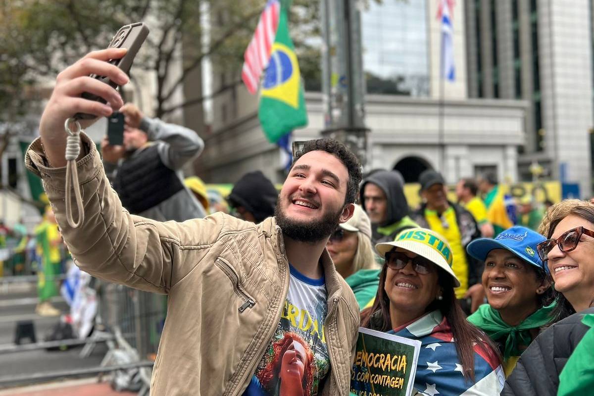 Filho de Zambelli Recebe Apoio de Fãs Durante Evento na Avenida Paulista – 07/09/2025 – Política