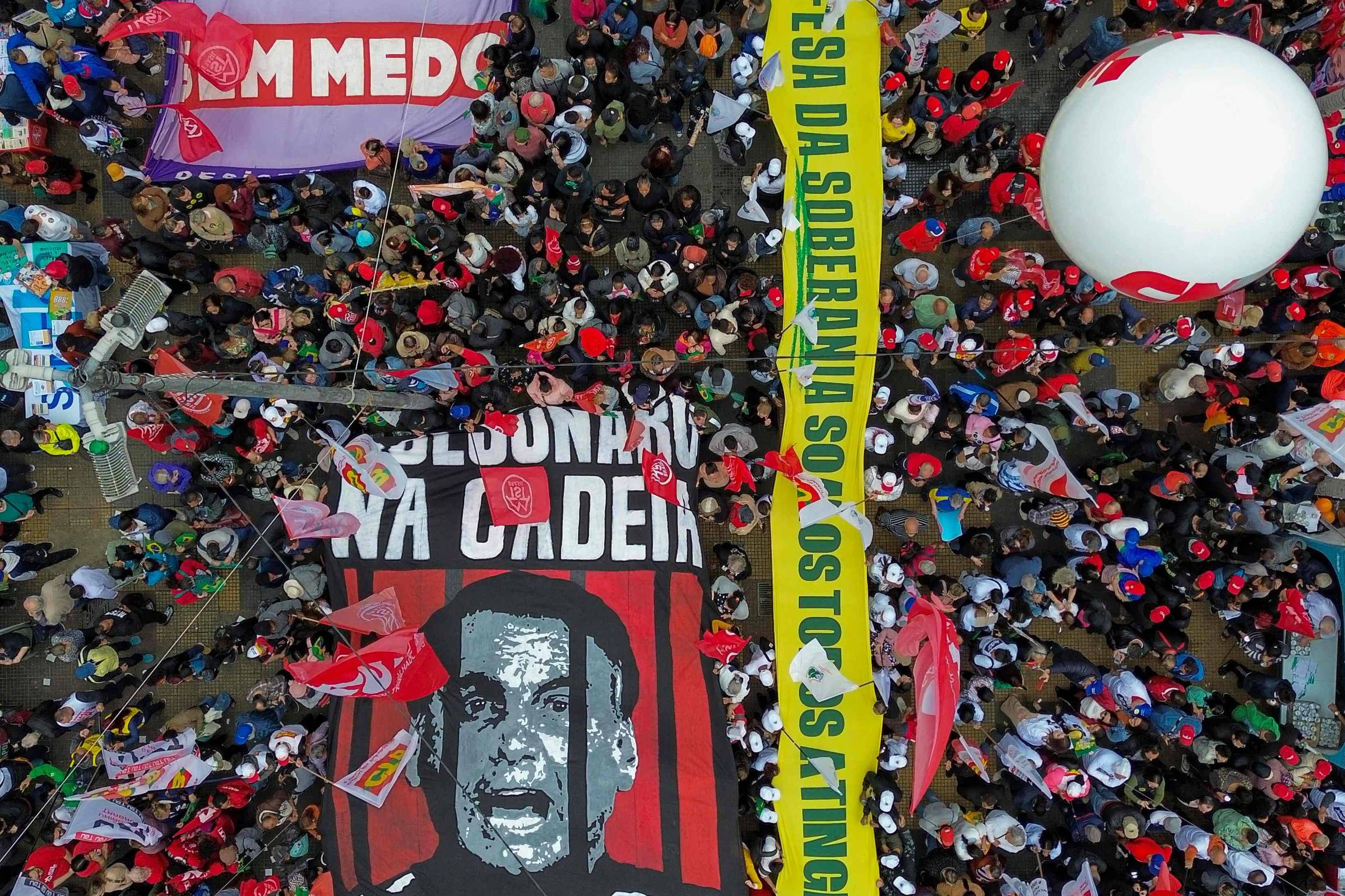 Esquerda Brasileira Adota Símbolos Nacionais em Ação Política – 07/09/2025 – Painel