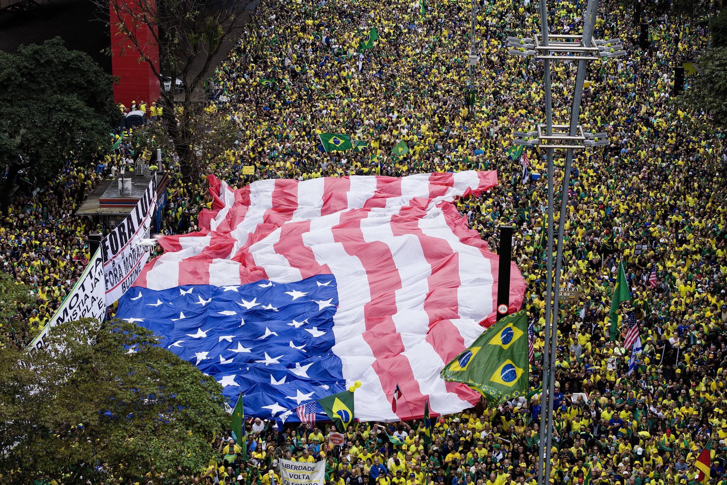 Rui Costa critica presença da bandeira dos EUA em ato de apoio a Bolsonaro em 08 de setembro de 2025