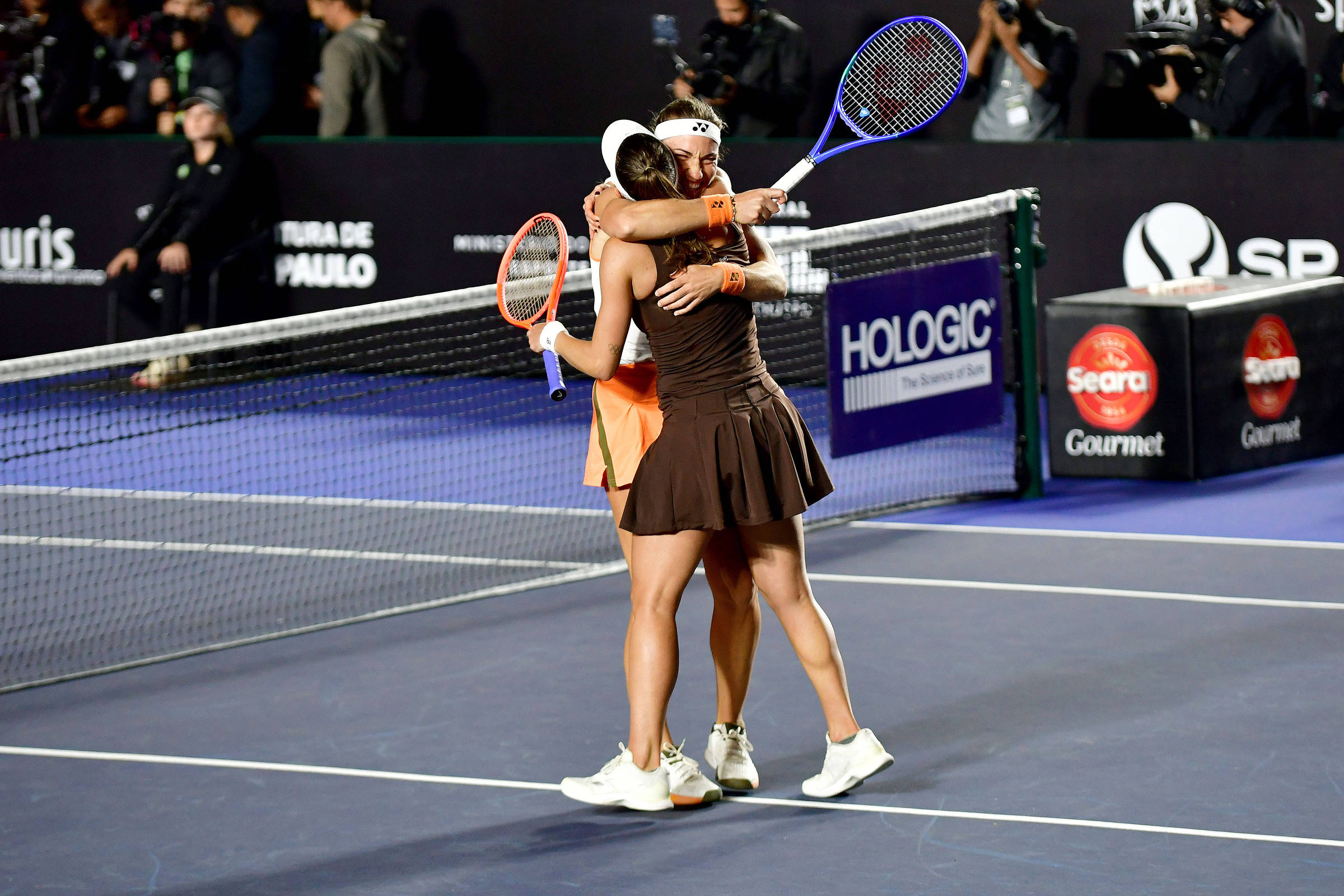 Luisa Stefani e Timea Babos conquistam título de duplas no SP Open 2025