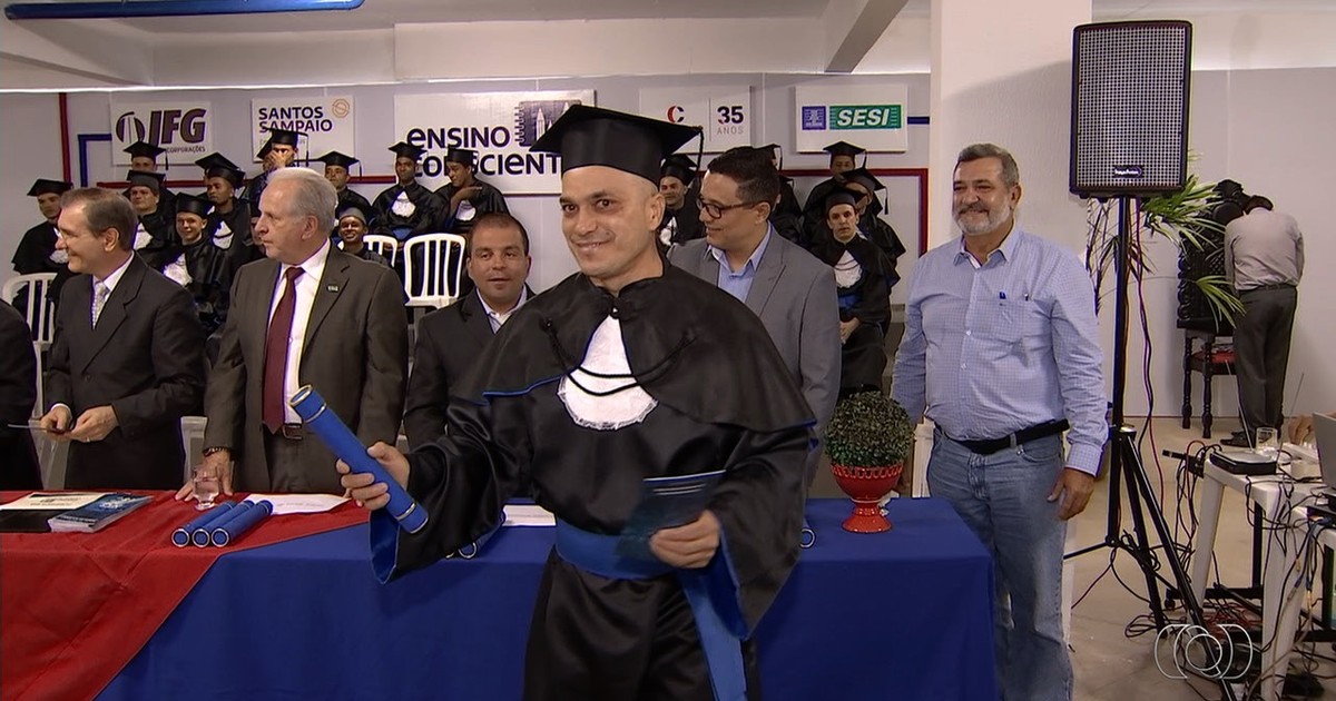 Operários de Goiânia concluem ensino básico em canteiro de obras