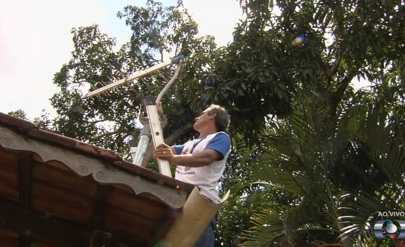 Estudantes de Goiânia ajudam moradores a instalar sinal digital