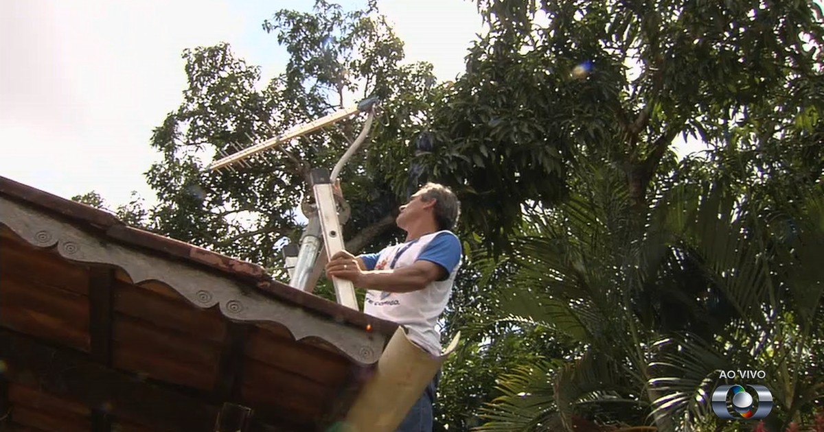 Estudantes de Goiânia ajudam moradores a instalar sinal digital