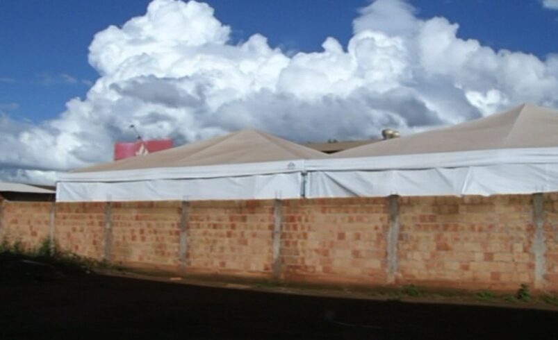 Alunos de Cristalina estudam em tendas devido a obra parada