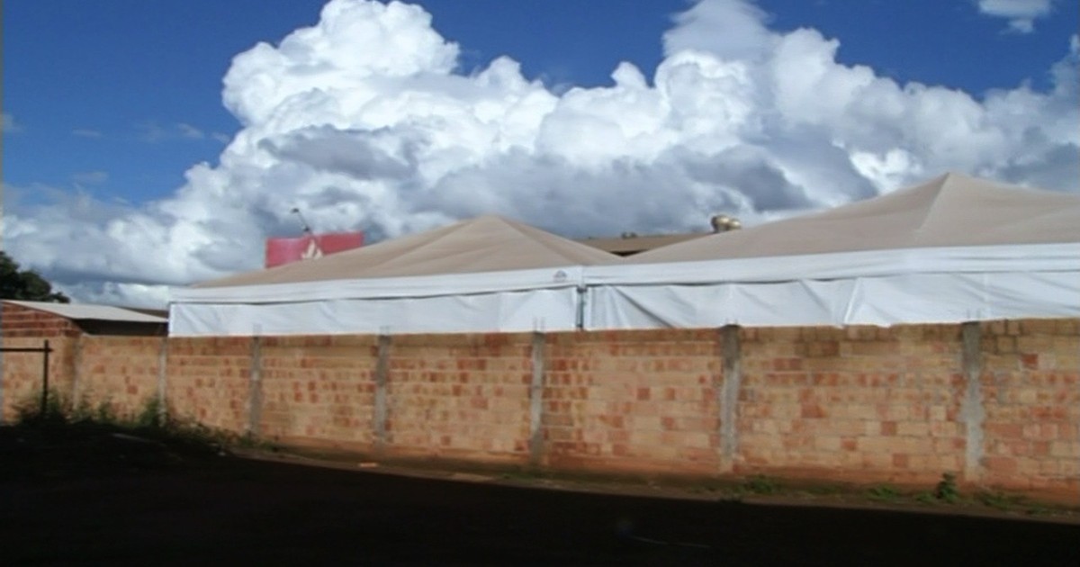 Alunos de Cristalina estudam em tendas devido a obra parada