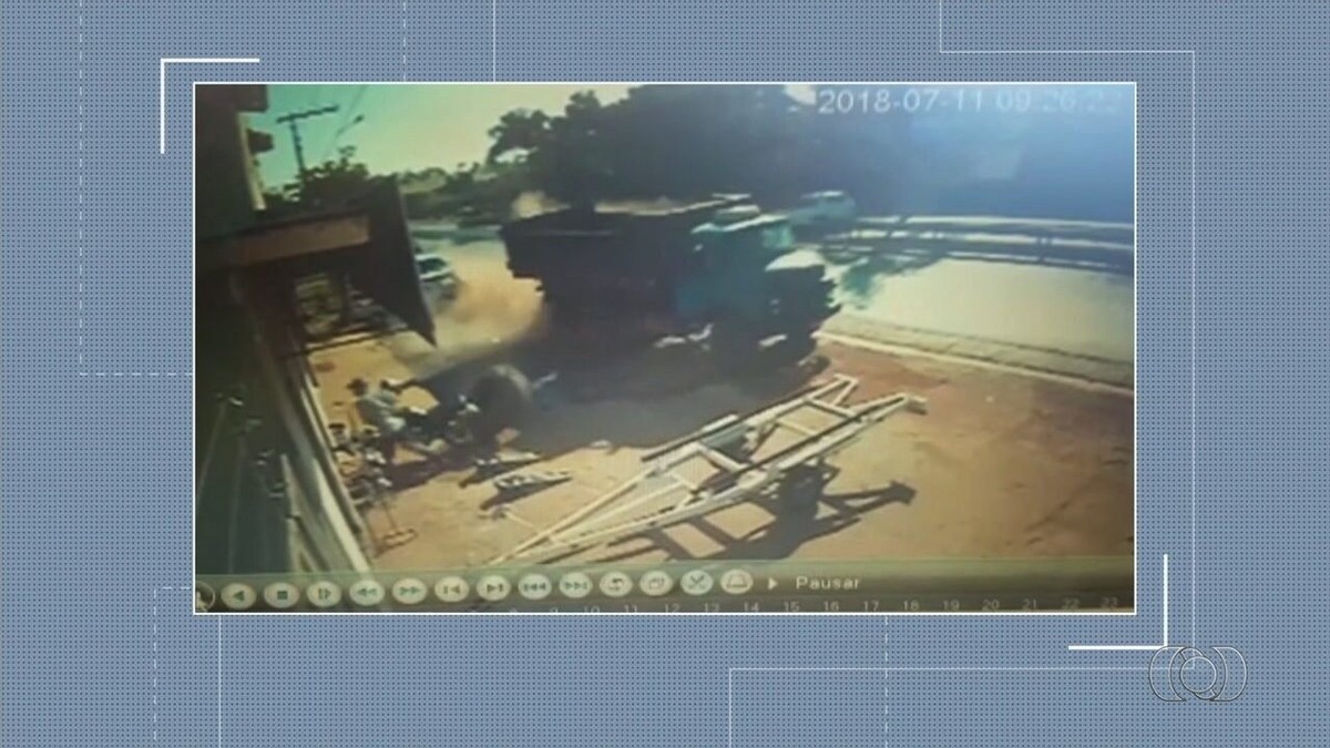 Acidente na GO-080: carro colide com caminhão e deixa um morto