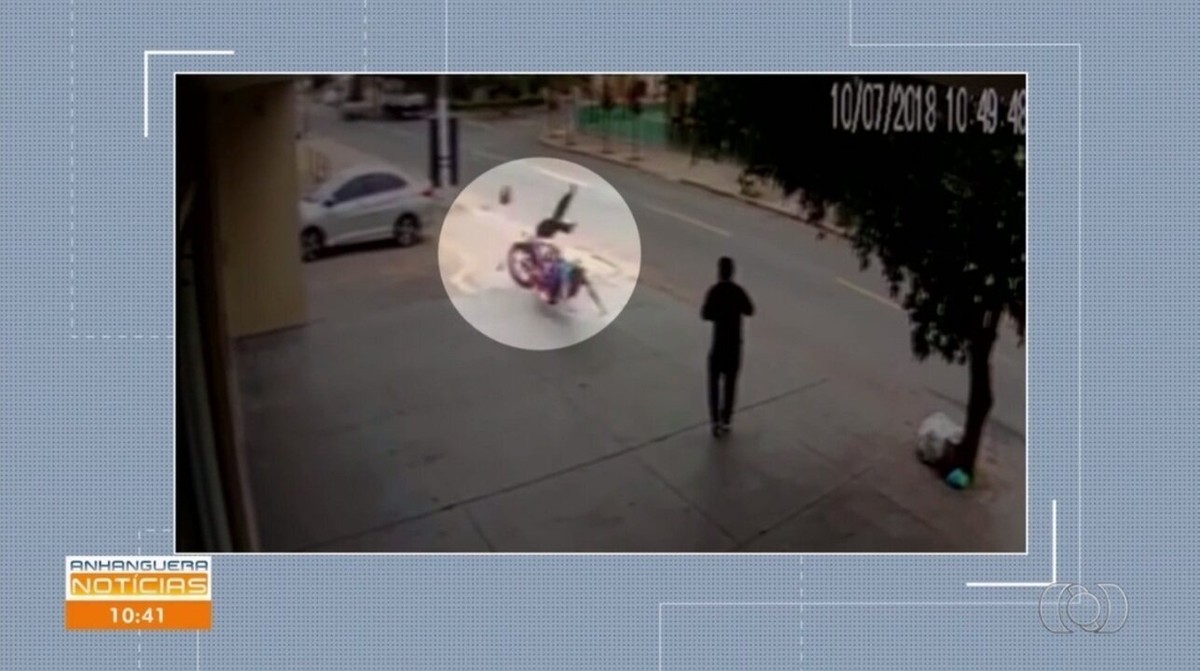 Moto desgovernada atinge pedestres em Goiânia; idoso gravíssimo