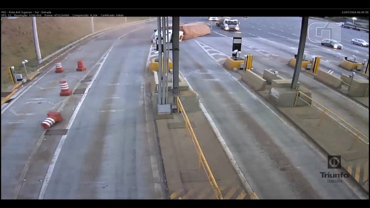 Caminhão tomba com carga de milho na BR-060, Goianápolis