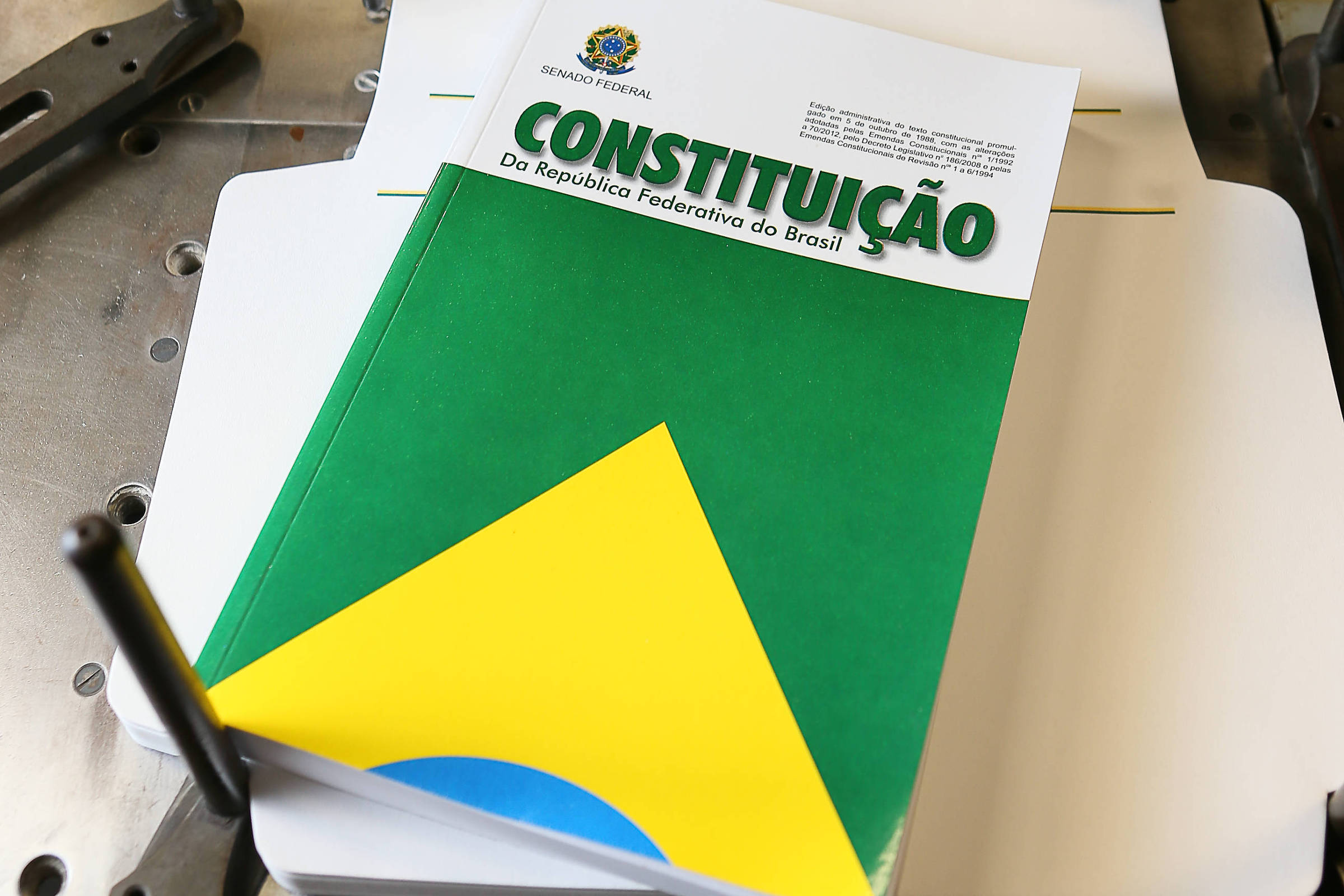 Análise das Mudanças Constitucionais e Centralização do Poder no Brasil Pós-Vargas – 26/10/2025