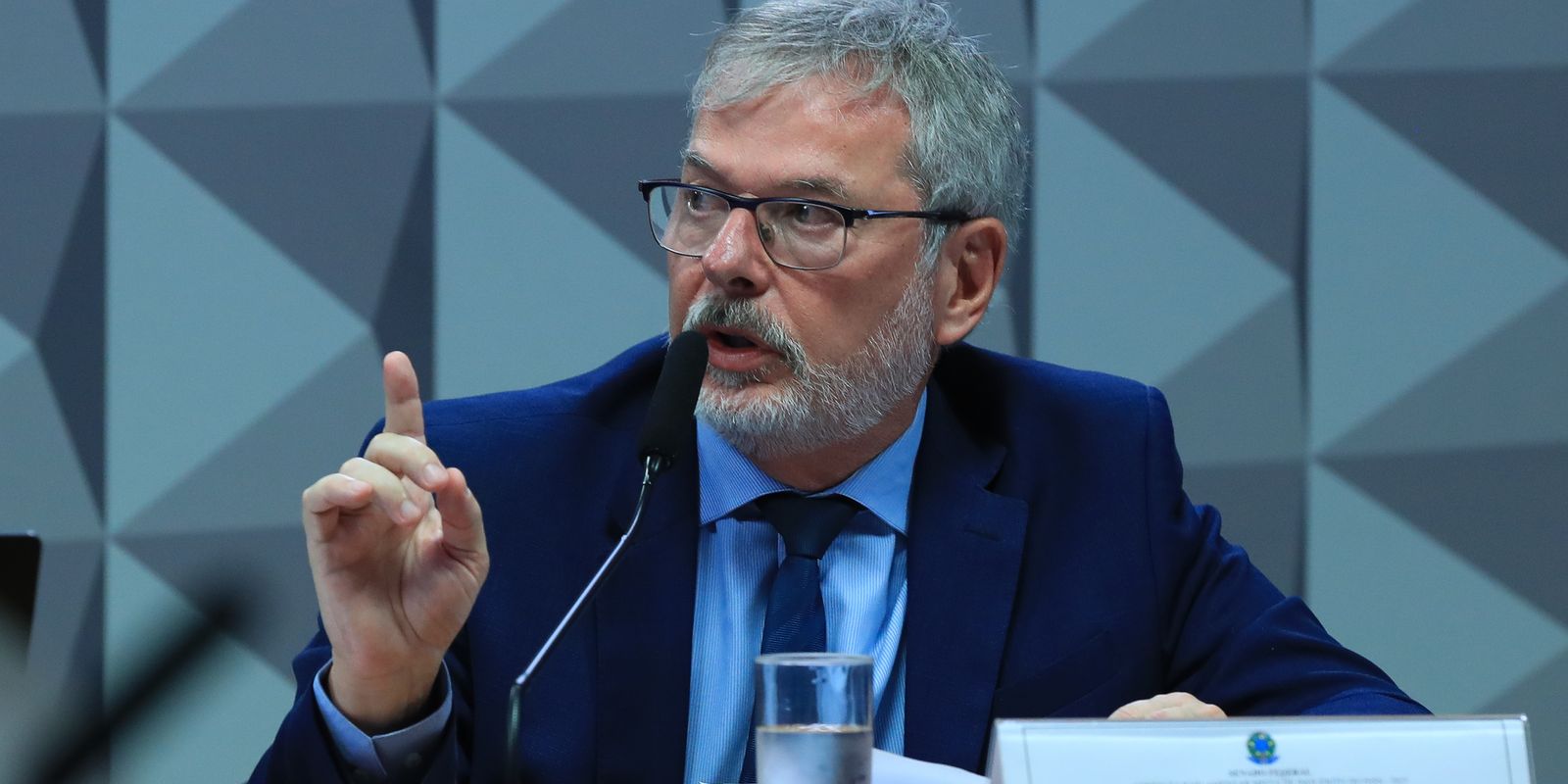Ex-Diretor do INSS Refuta Conexões Políticas Durante Depoimento à CPI