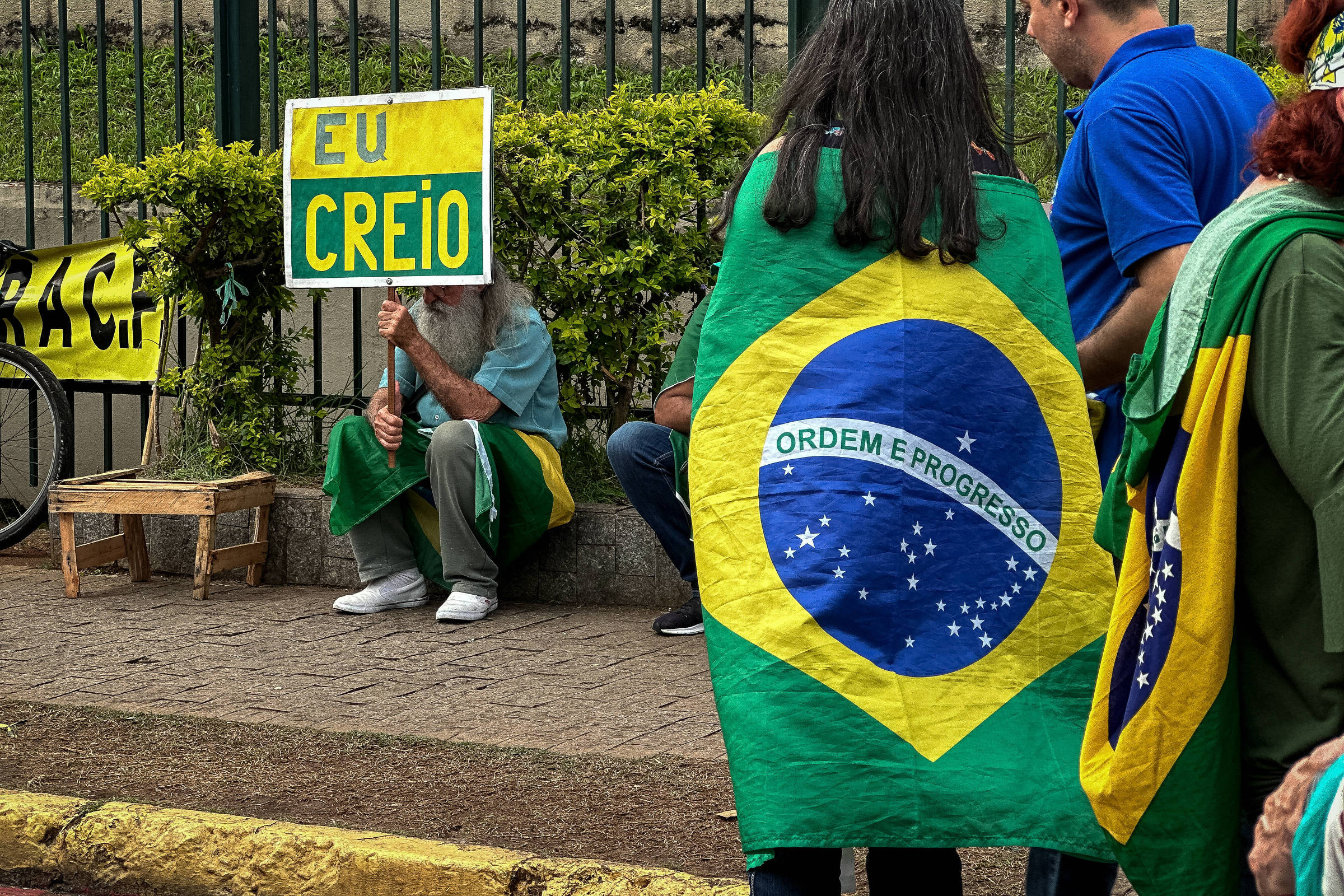 Tornozeleira Eletrônica Revela Dissonância Cognitiva entre Apo supporters de Bolsonaro – 25/11/2025 – Poder