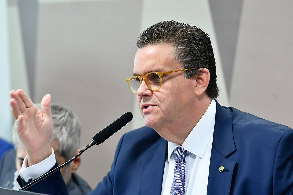 Ministro Anuncia Orçamento e Aumenta Tensão com INSS em 8 de Novembro de 2025