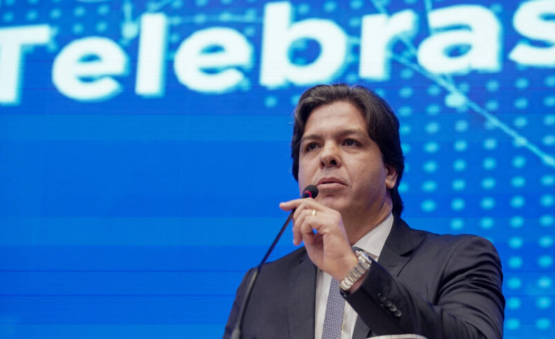 Governo Anuncia Investimento de R$ 1,3 Bilhão em Internet para Escolas em 2025