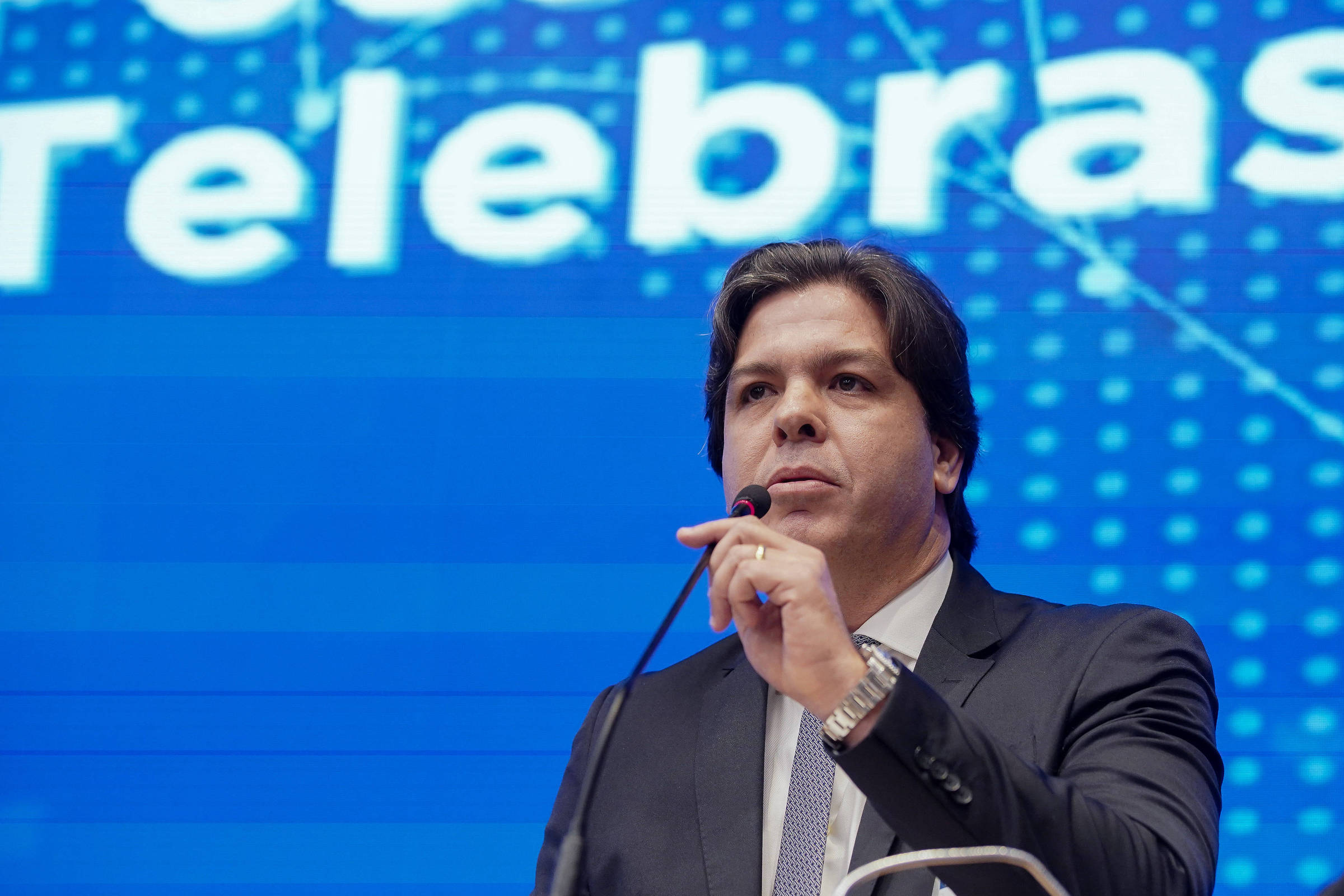 Governo Anuncia Investimento de R$ 1,3 Bilhão em Internet para Escolas em 2025