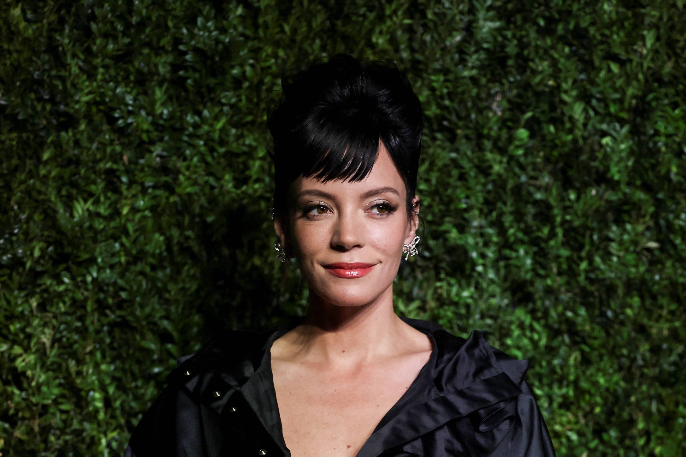 Novo Álbum de Lily Allen Aborda Temas de Traição: Reflexões sobre a Infidelidade – 31/10/2025 – Deborah Bizarria