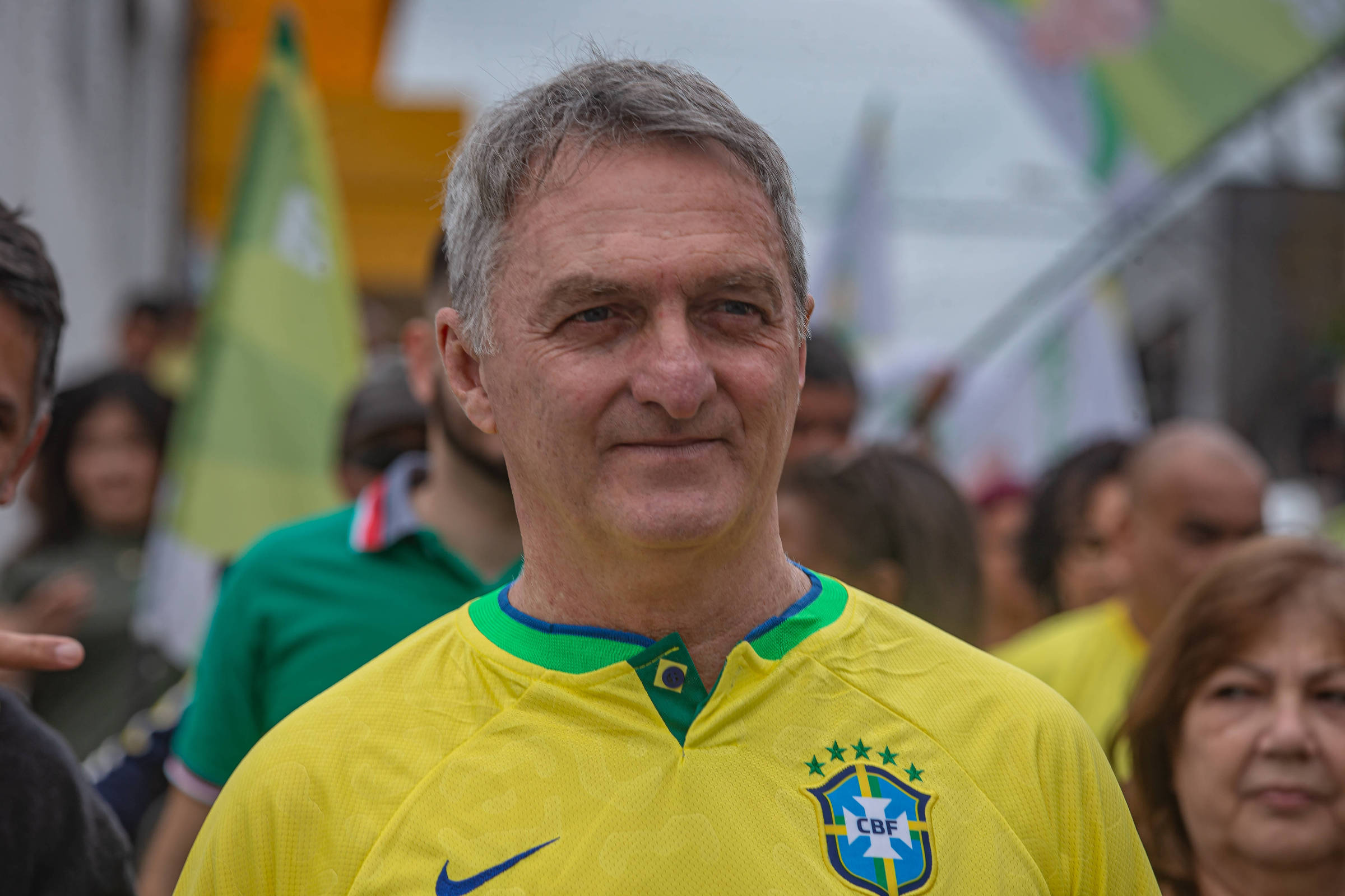 Irmão de Bolsonaro Refuta Acusações de Violação de Tornozeleira Eletrônica em 22 de Novembro de 2025