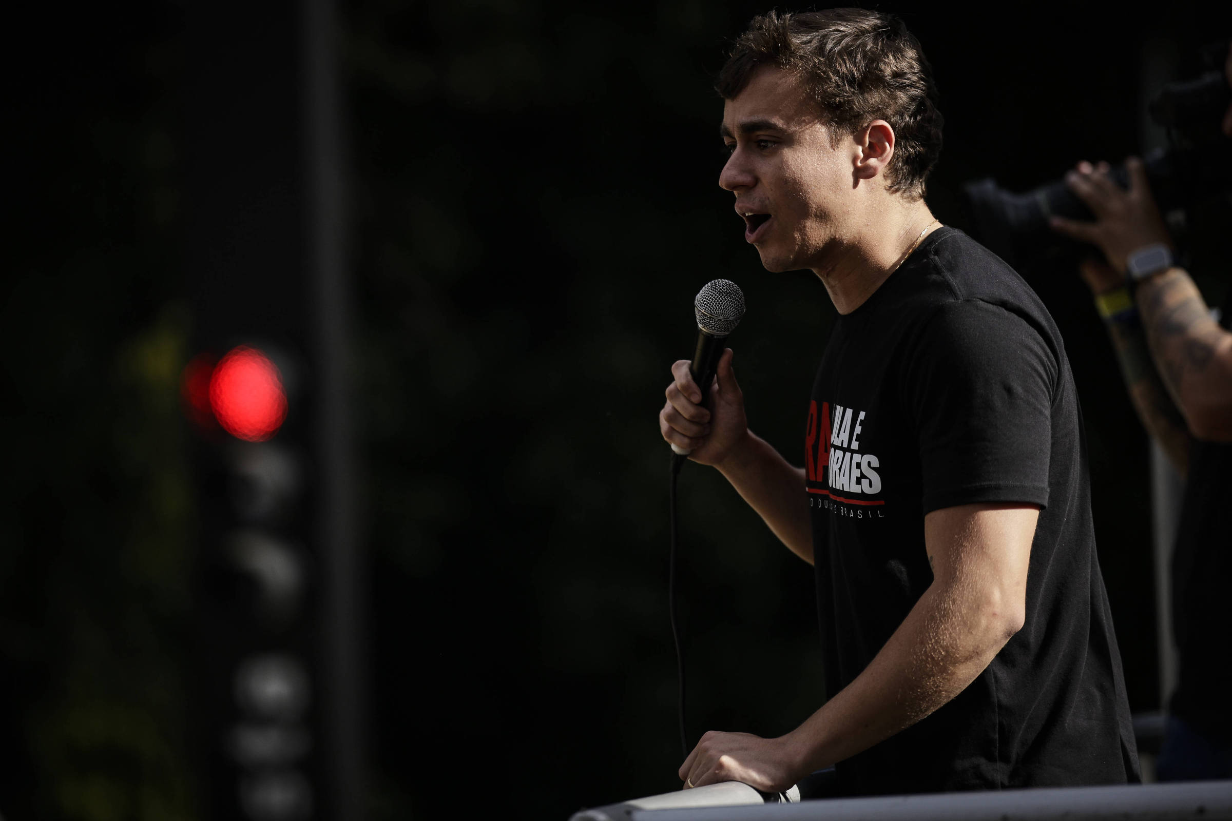 Moraes Interroga Nikolas sobre Celular Utilizado com Bolsonaro em 26 de Novembro de 2025