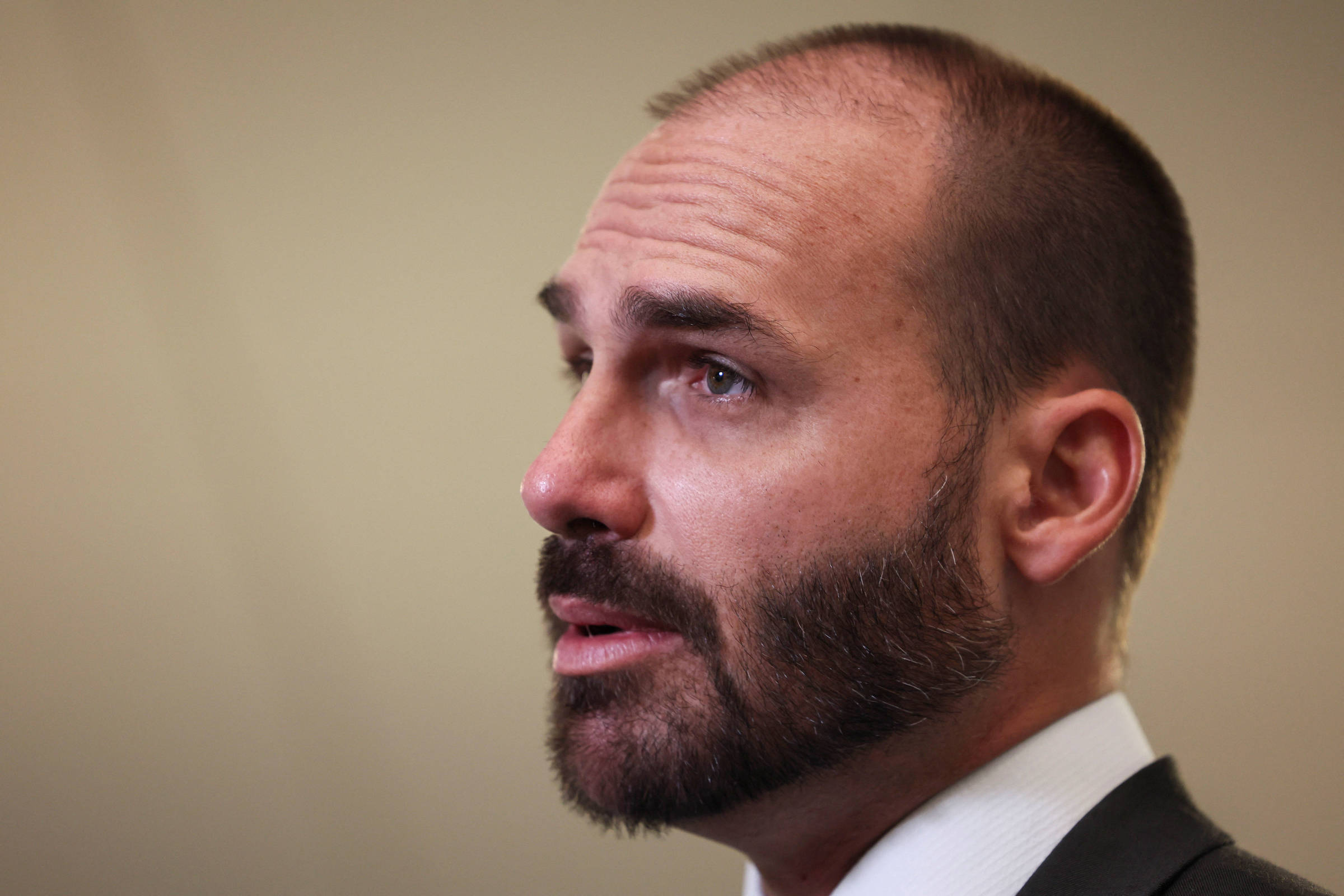 Eduardo afirma que Moraes busca prender Bolsonaro em declaração polêmica – 22/11/2025 – Poder