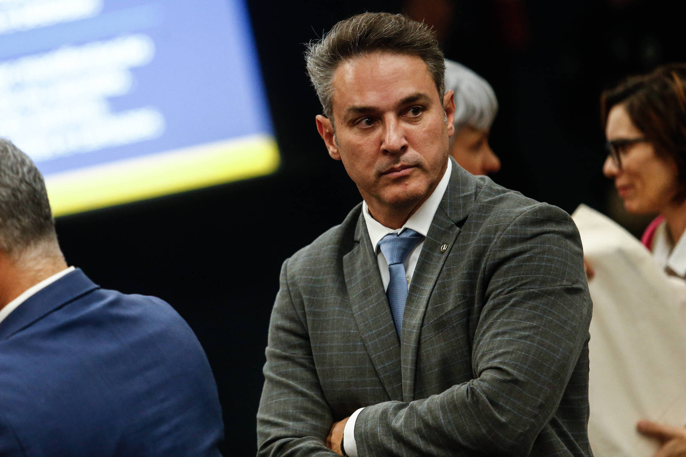 Líder Política Destaca Michelle e Flávio como Representantes de Bolsonaro em Declarações de 22 de Novembro de 2025