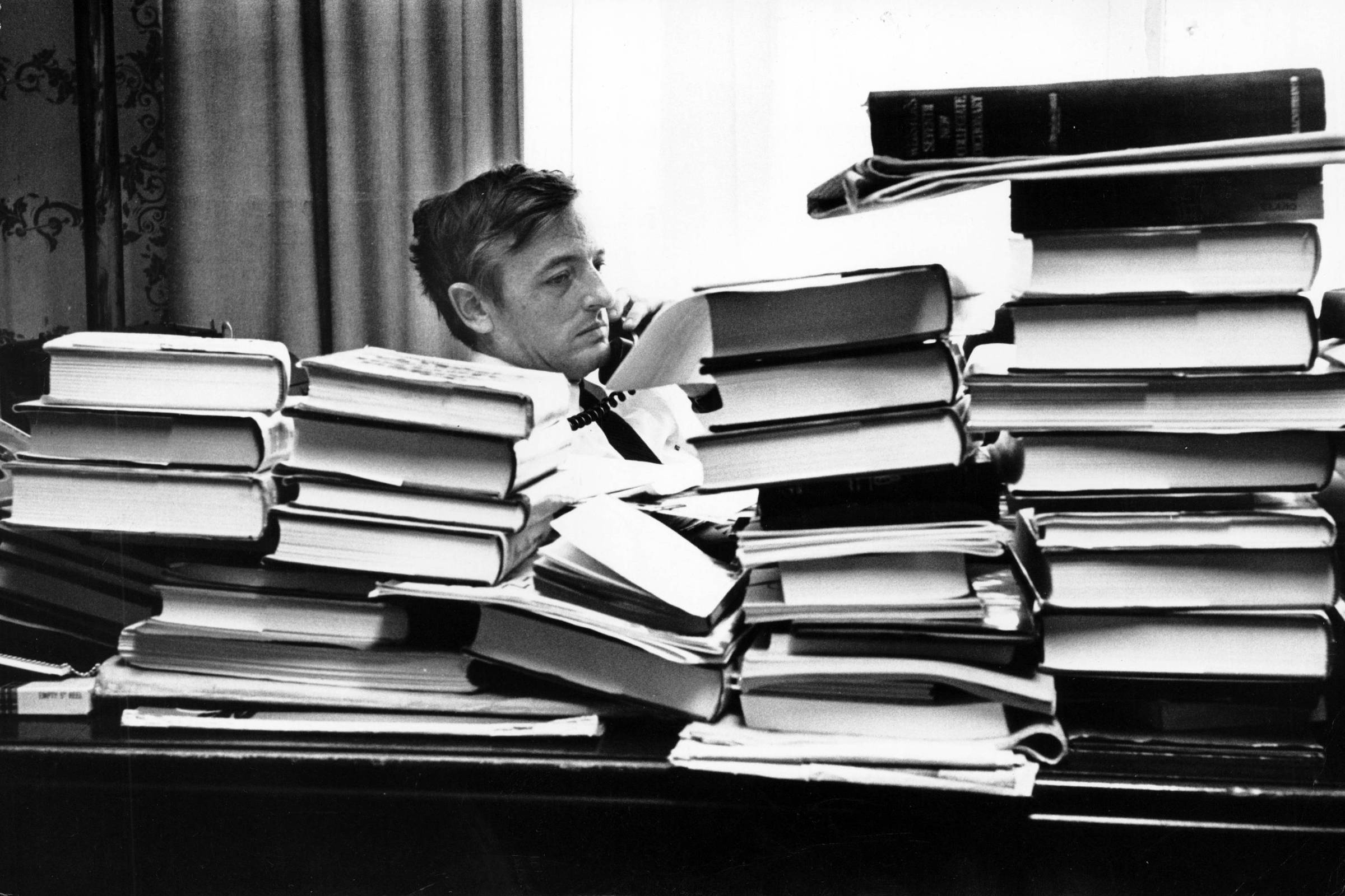 “Americano Influente no Cenário Político Brasileiro: A Conexão entre Olavo de Carvalho e Bolsonaro” – 08/11/2025 – Ilustríssima