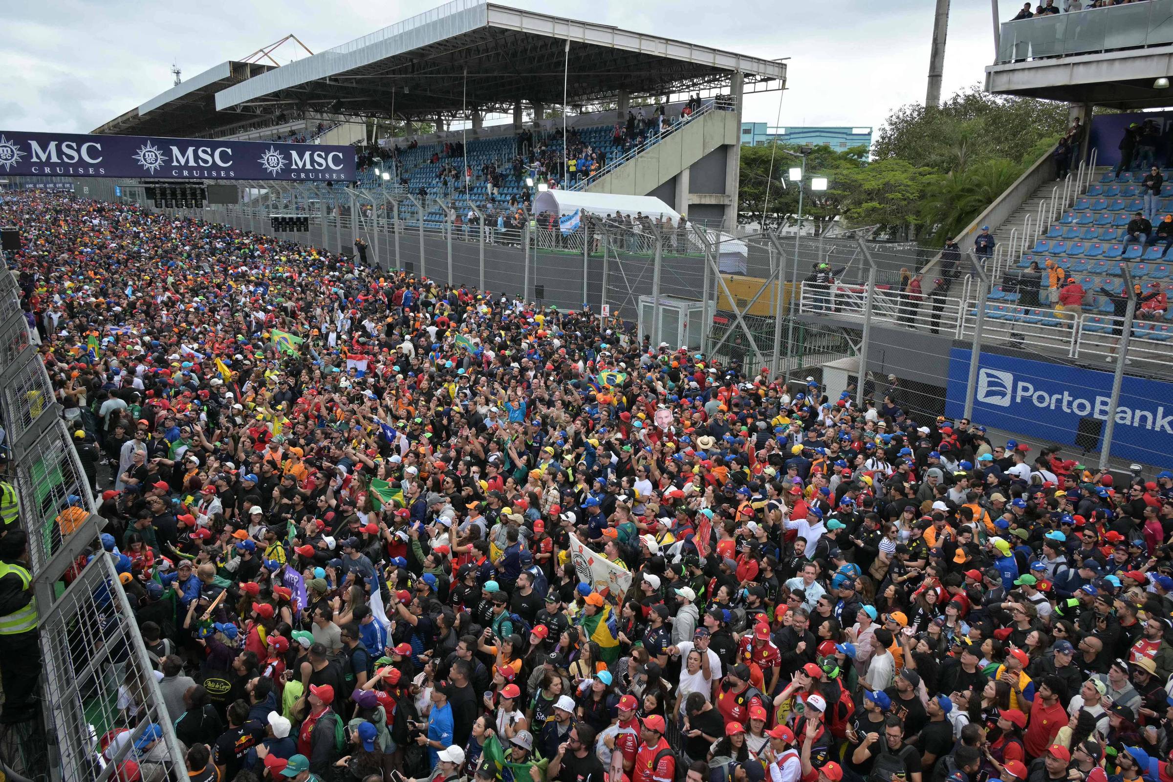 Críticas à Longa Fila na Entrada de Interlagos Durante Competição – 09/11/2025 – Esporte