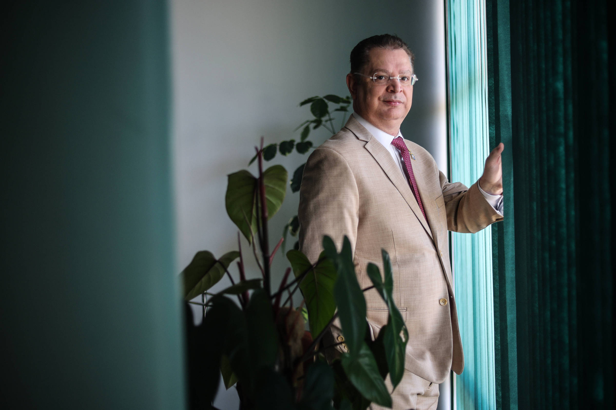 Sóstenes assume liderança do PL e se destaca politicamente além da influência de Malafaia – 23/11/2025 – Poder