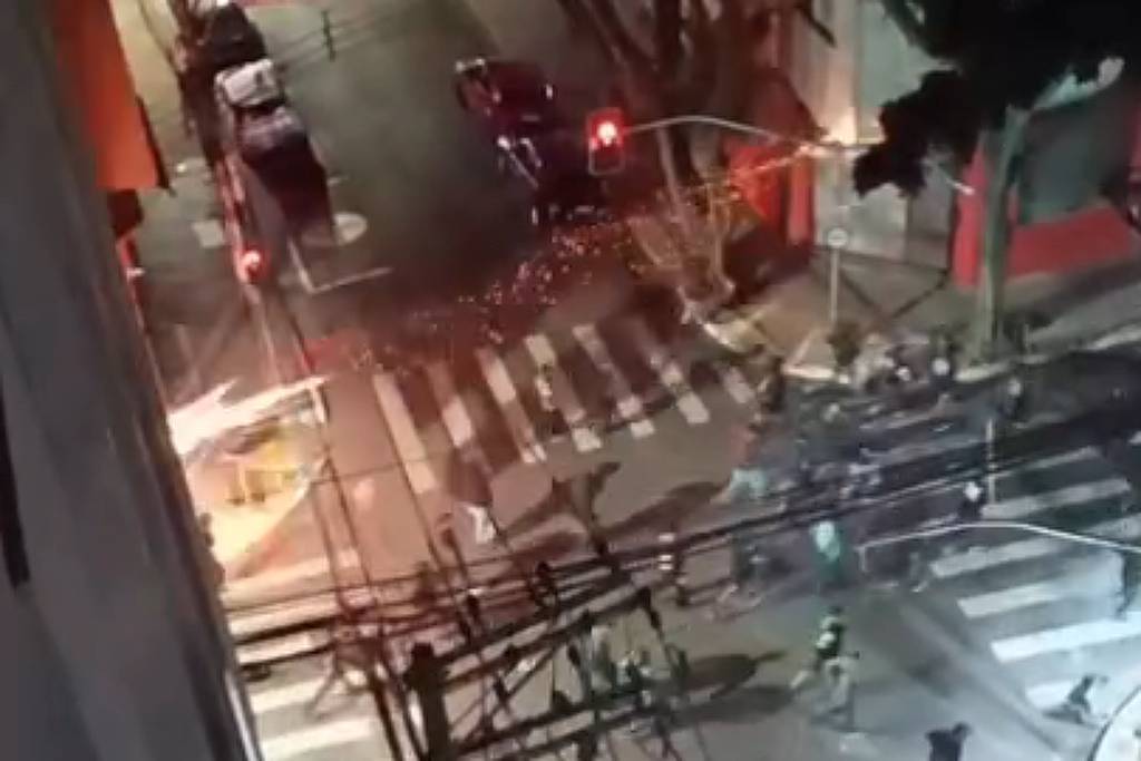 Conflito entre torcedores de Corinthians e São Paulo no Bixiga durante evento esportivo – 21/11/2025