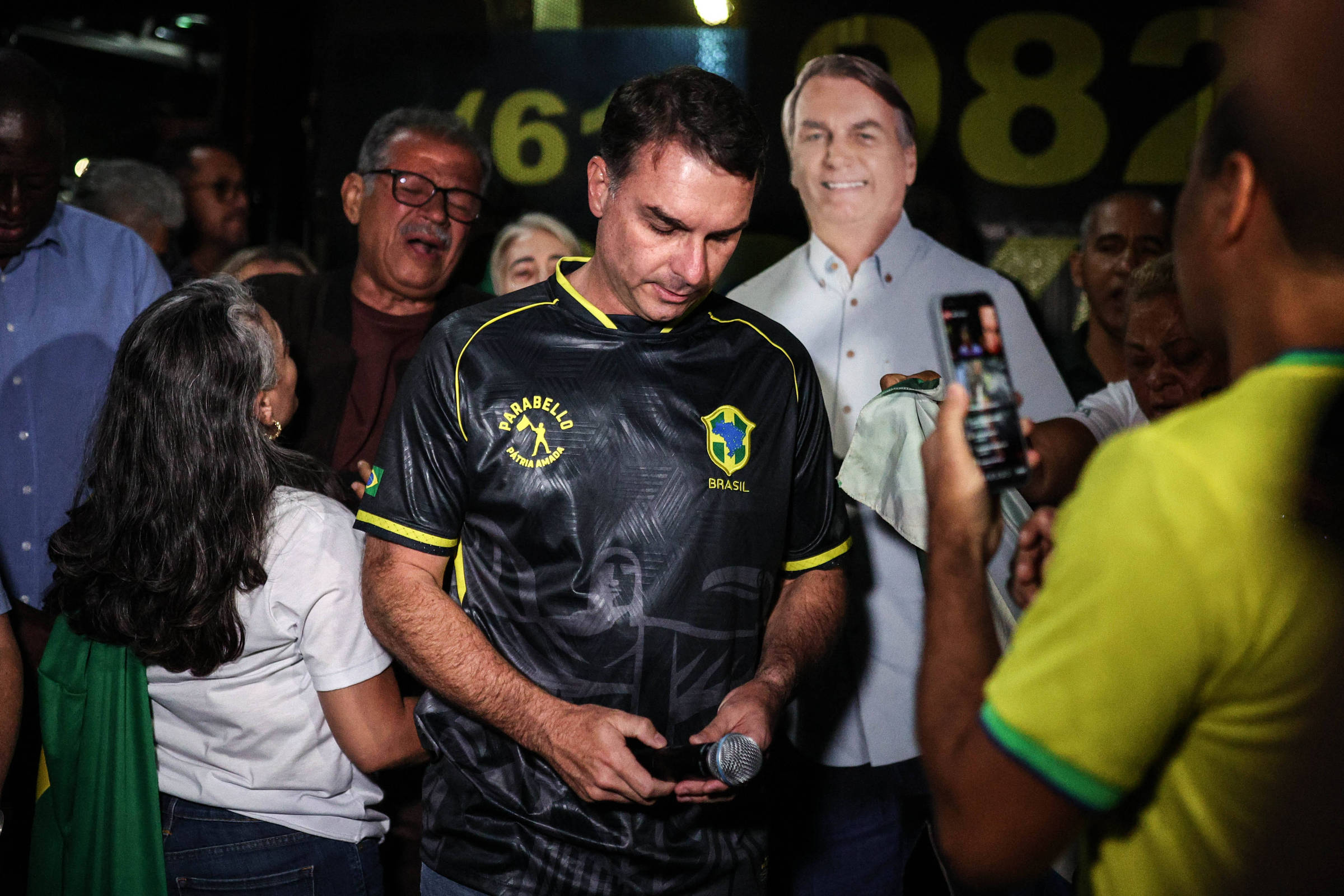 Flávio Bolsonaro Sob Investigação de Moraes em Meio à Prisão de Jair Bolsonaro – 22/11/2025