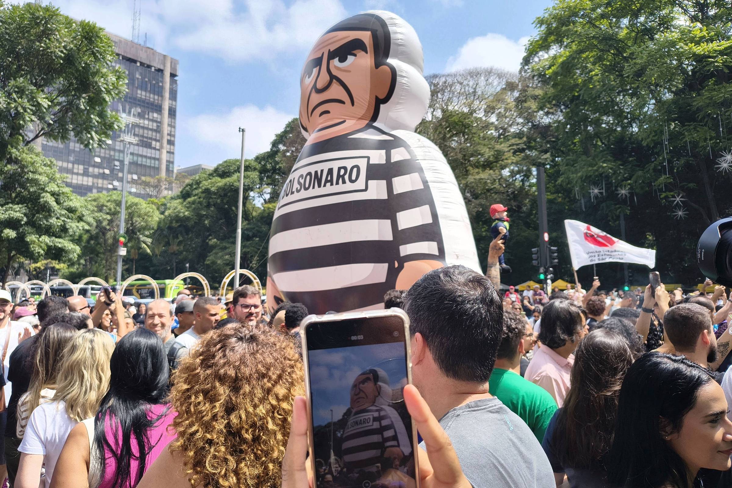 Divisão Política na Avenida Paulista: Reações de Esquerda e Direita Após Prisão de Bolsonaro – 23/11/2025