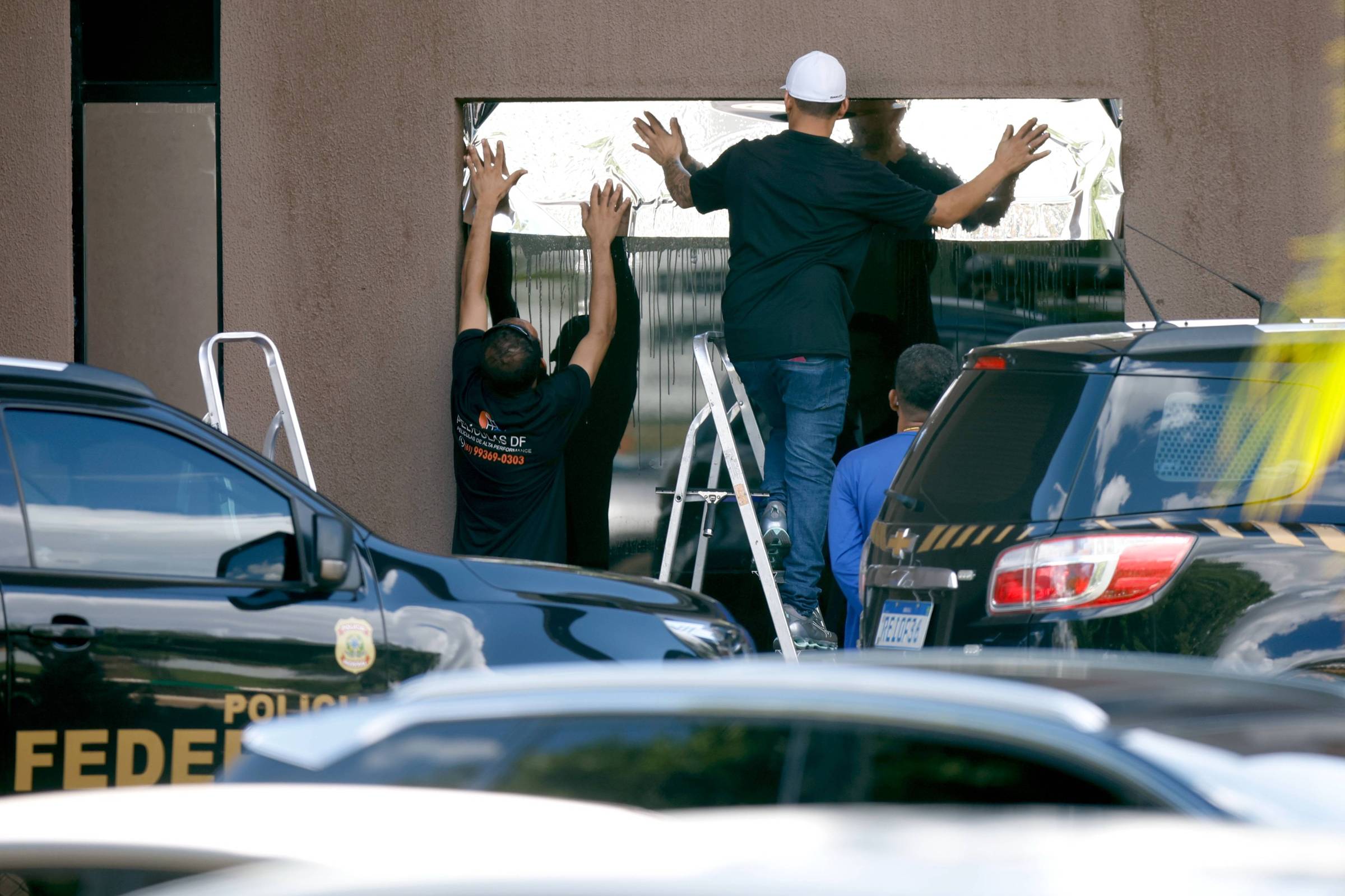 Polícia Federal Investiga Película em Porta de Vidro Após Foto de Bolsonaro em Brasília – 24/11/2025