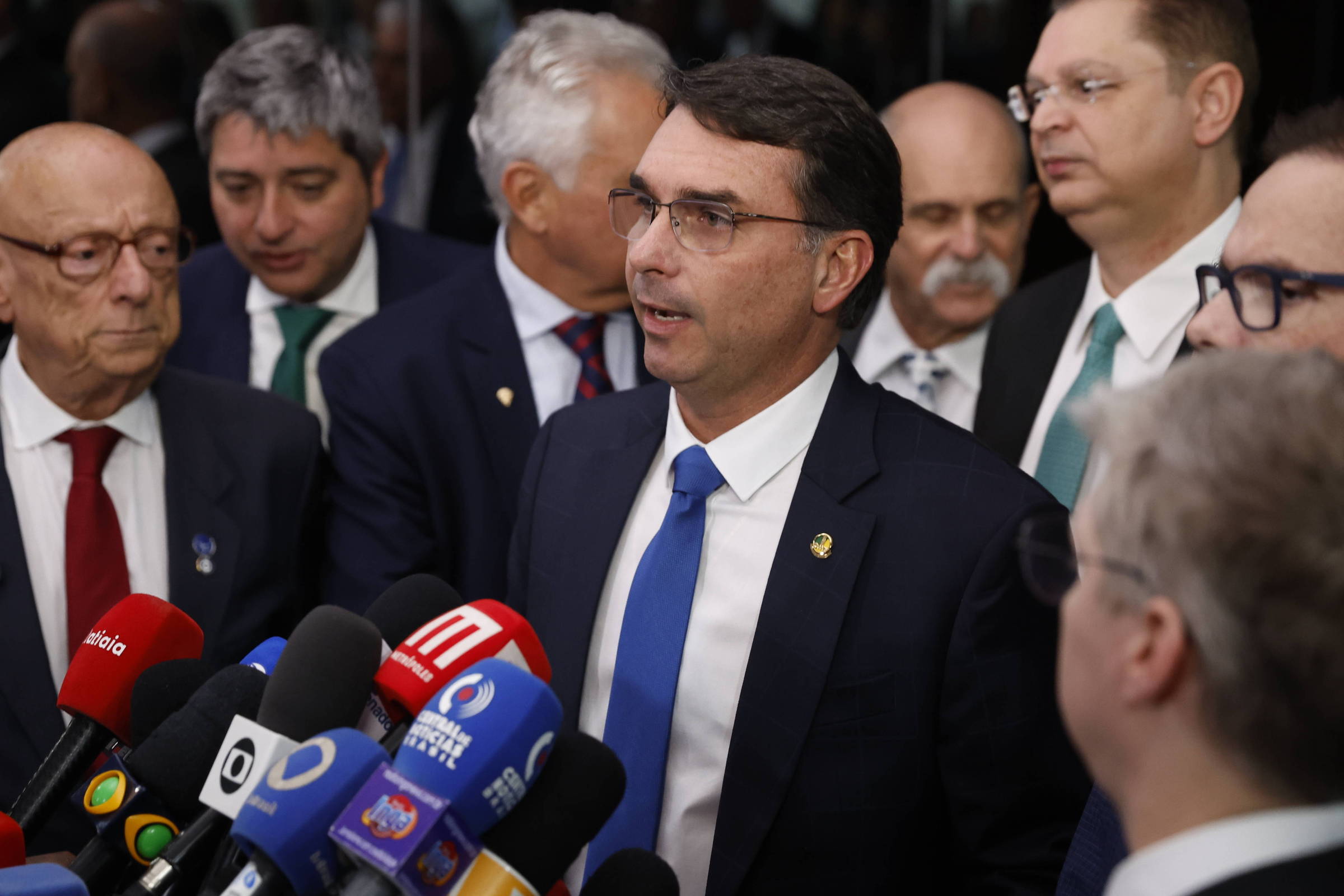 Flávio Bolsonaro Alega Que Conflito entre Lula e o Congresso Facilita a Anistia – Brasília, 25 de Novembro de 2025