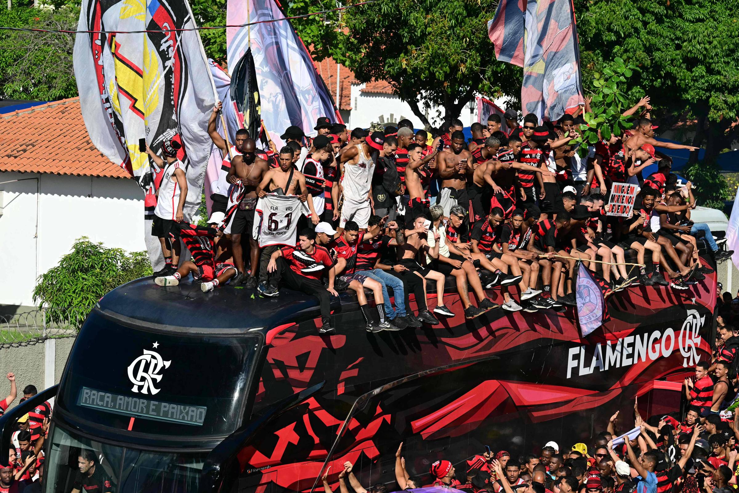 “Flamengo embarca para a final com festa e confusões” – 26/11/2025 – Esporte