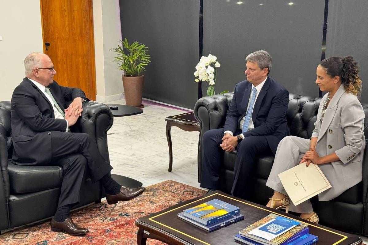 Tarcísio de Freitas Critica Fachin por Benefício Fiscal à Refit e Destaca Impactos Negativos para São Paulo